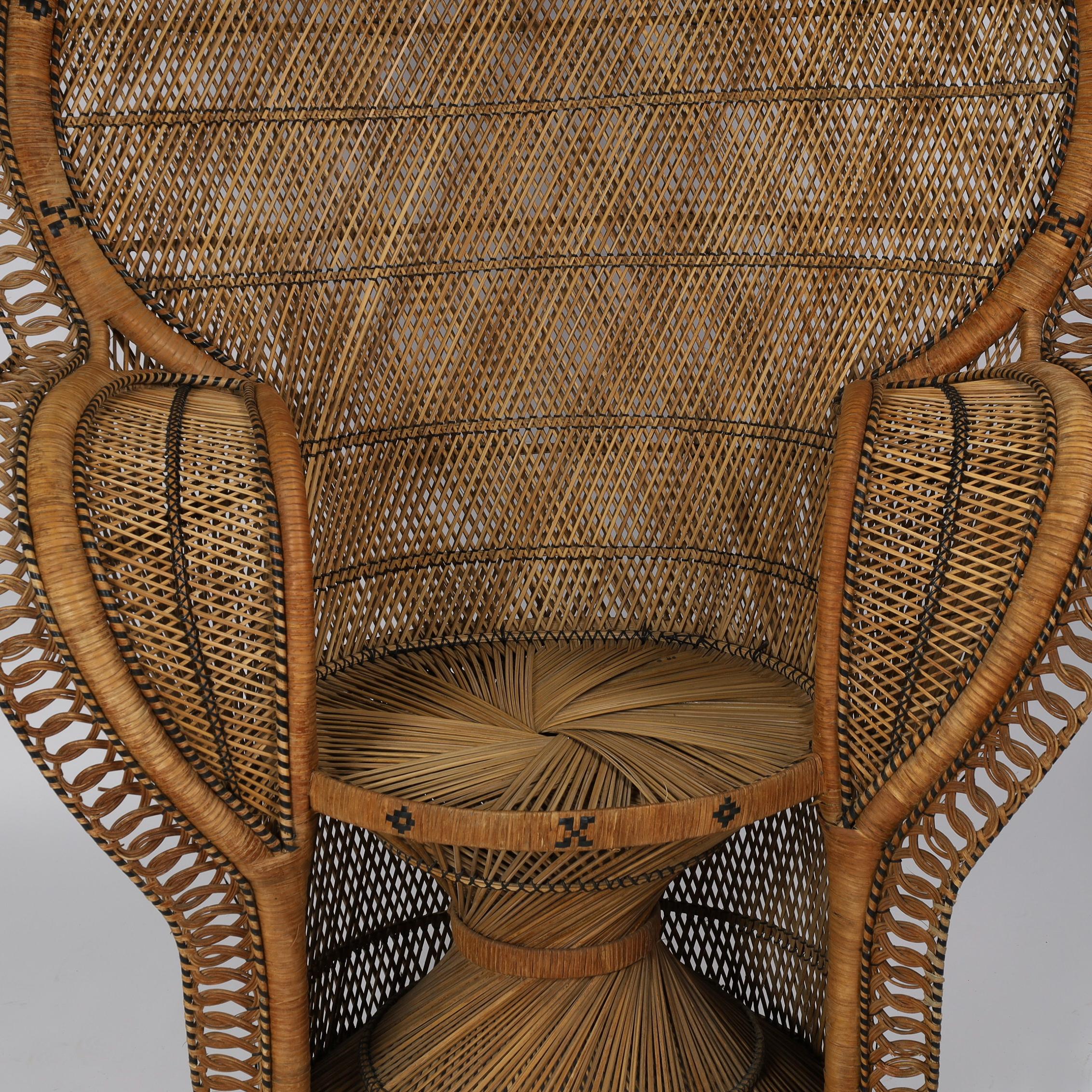 Pareja de sillas de pavo real de época angloindia con otomanas a juego Indio en venta