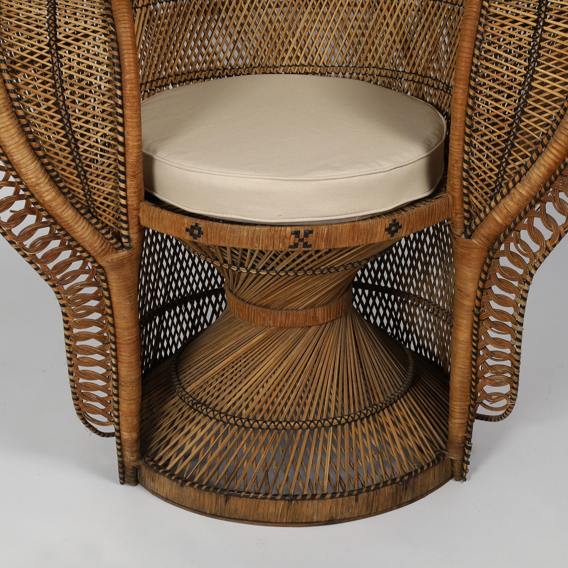 Pareja de sillas de pavo real de época angloindia con otomanas a juego Hecho a mano en venta