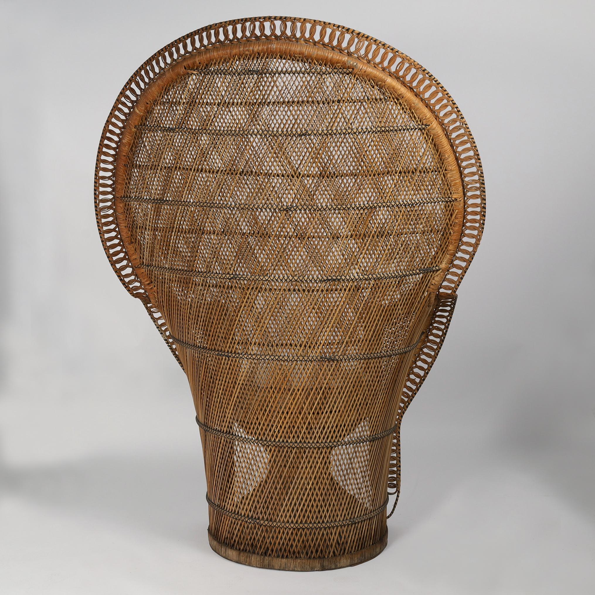 Pareja de sillas de pavo real de época angloindia con otomanas a juego en Bueno estado para la venta en Palm Beach, FL