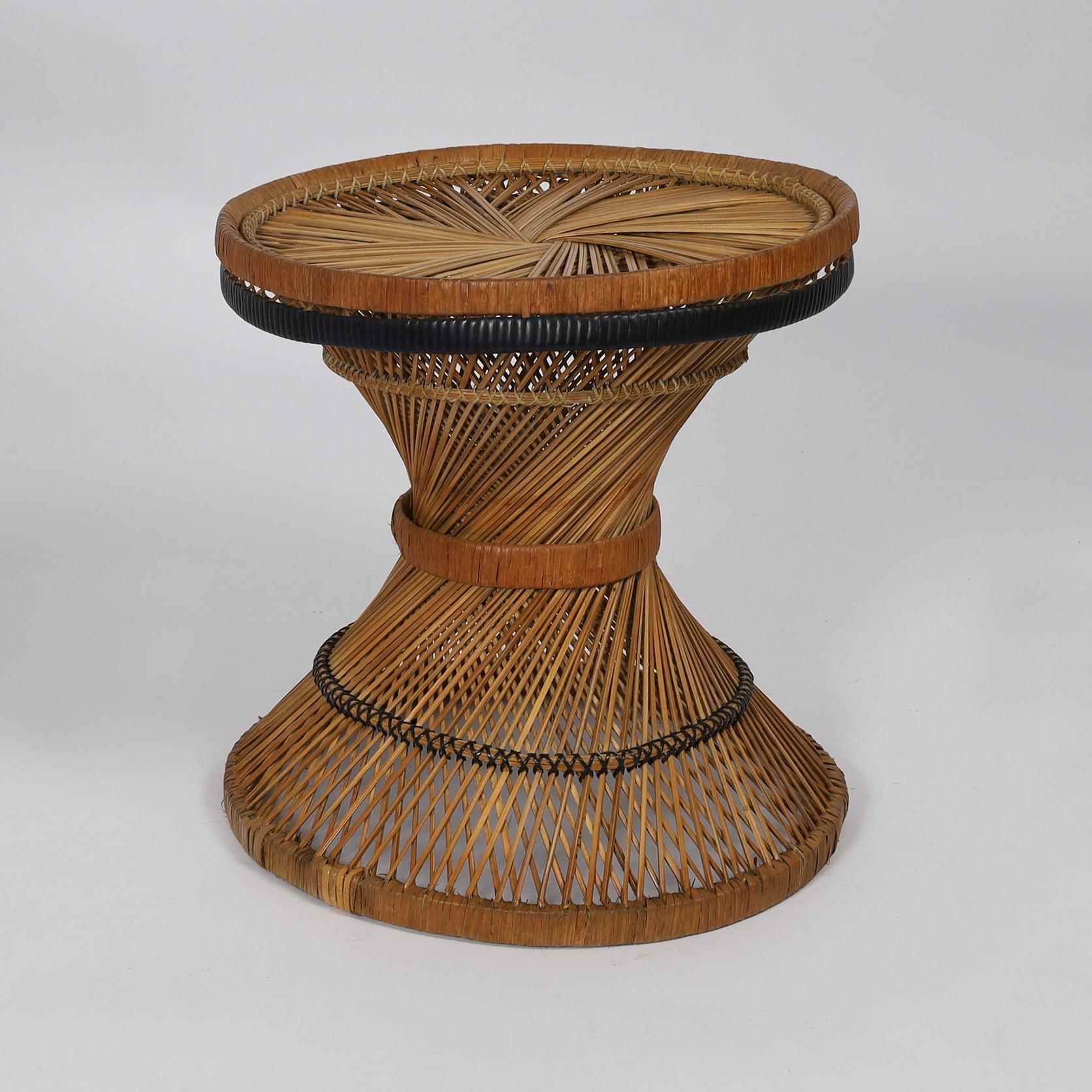 Pareja de sillas de pavo real de época angloindia con otomanas a juego siglo XX en venta