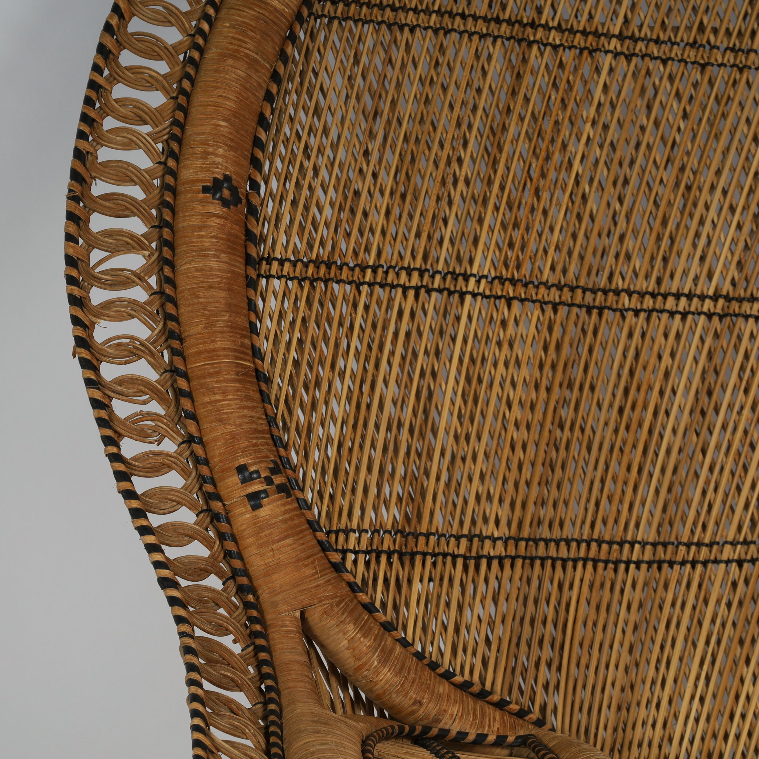 Pareja de sillas de pavo real de época angloindia con otomanas a juego en venta 1
