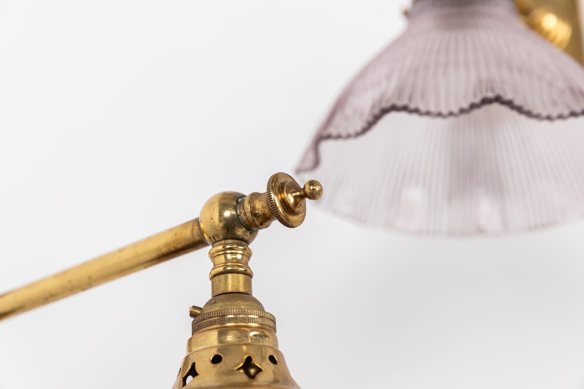 

Ein elegantes Paar Wandlampen aus Messing, um 1930

Konstruktion aus Messingguss mit dekorativen Endstücken. Vervollständigt mit schönen und eleganten violett getönten Holophane-Glasschirmen. Der Preis gilt für das Paar.

Umverdrahtet zum