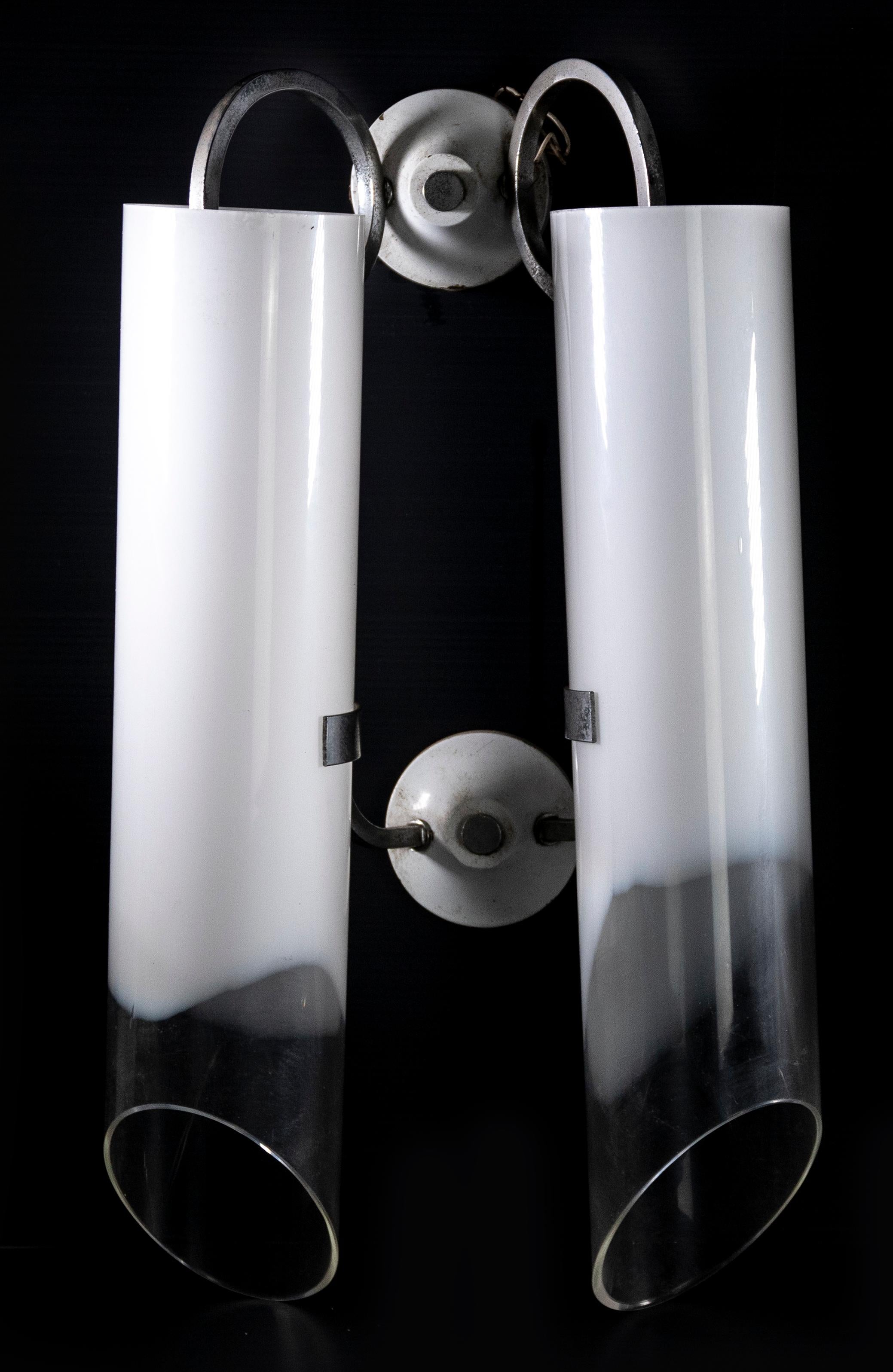 Paar von Applique-Leuchten ist ein Original-Design-Lampe in der Hälfte der 1970er Jahre von Carlo Nason realisiert

Ein elegantes Paar von applique Licht realisiert in weißem Glas für Mazzega.

Carlo Nason (1935 in Murano geboren) ist ein