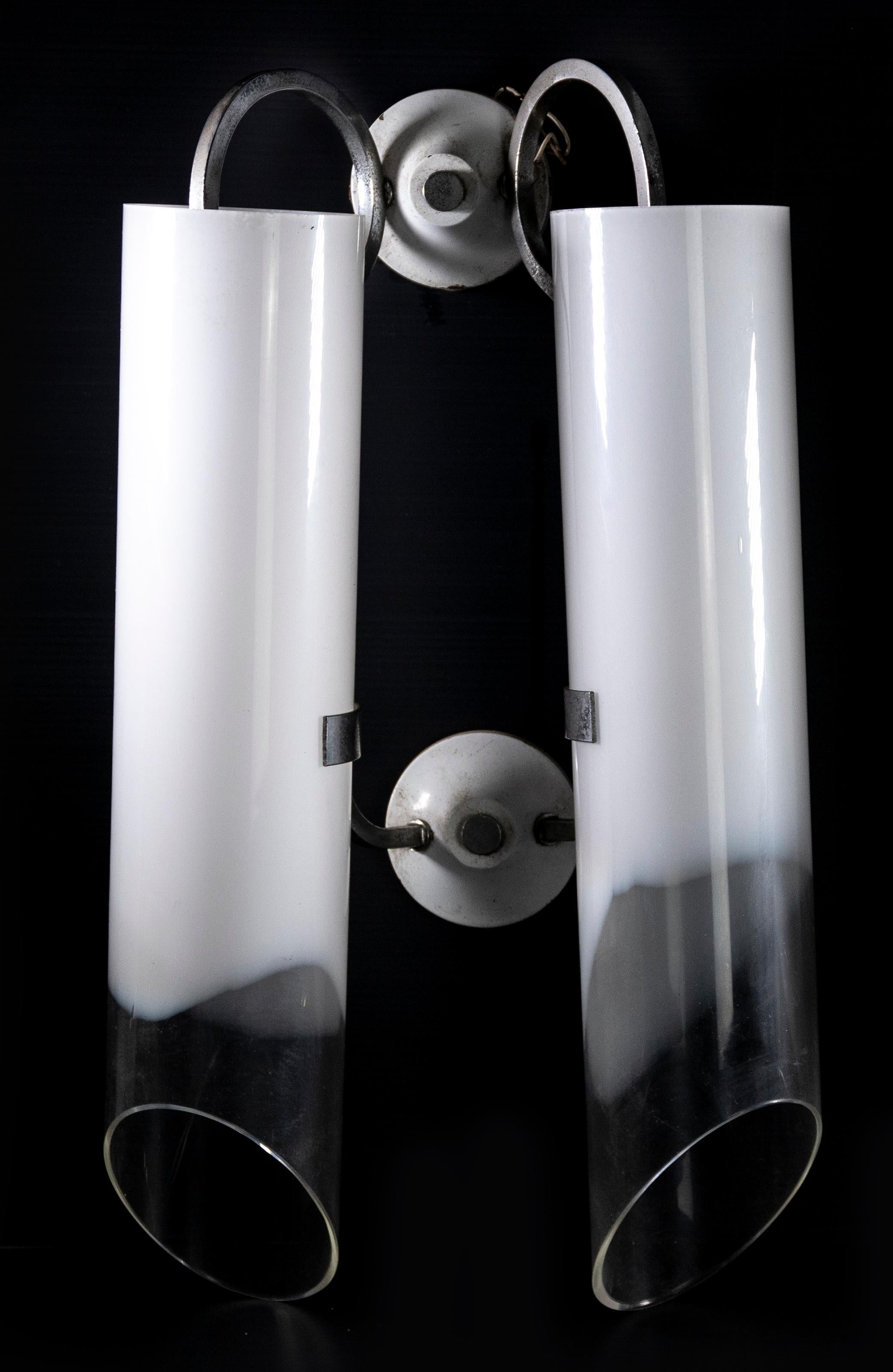 La coppia di applique è una lampada dal design originale realizzata nella metà degli anni '70 da Carlo Nason.

Un'elegante coppia di applique realizzate in vetro bianco per Mazzega.

Carlo Nason (1935 Murano), è un famoso artista del vetro