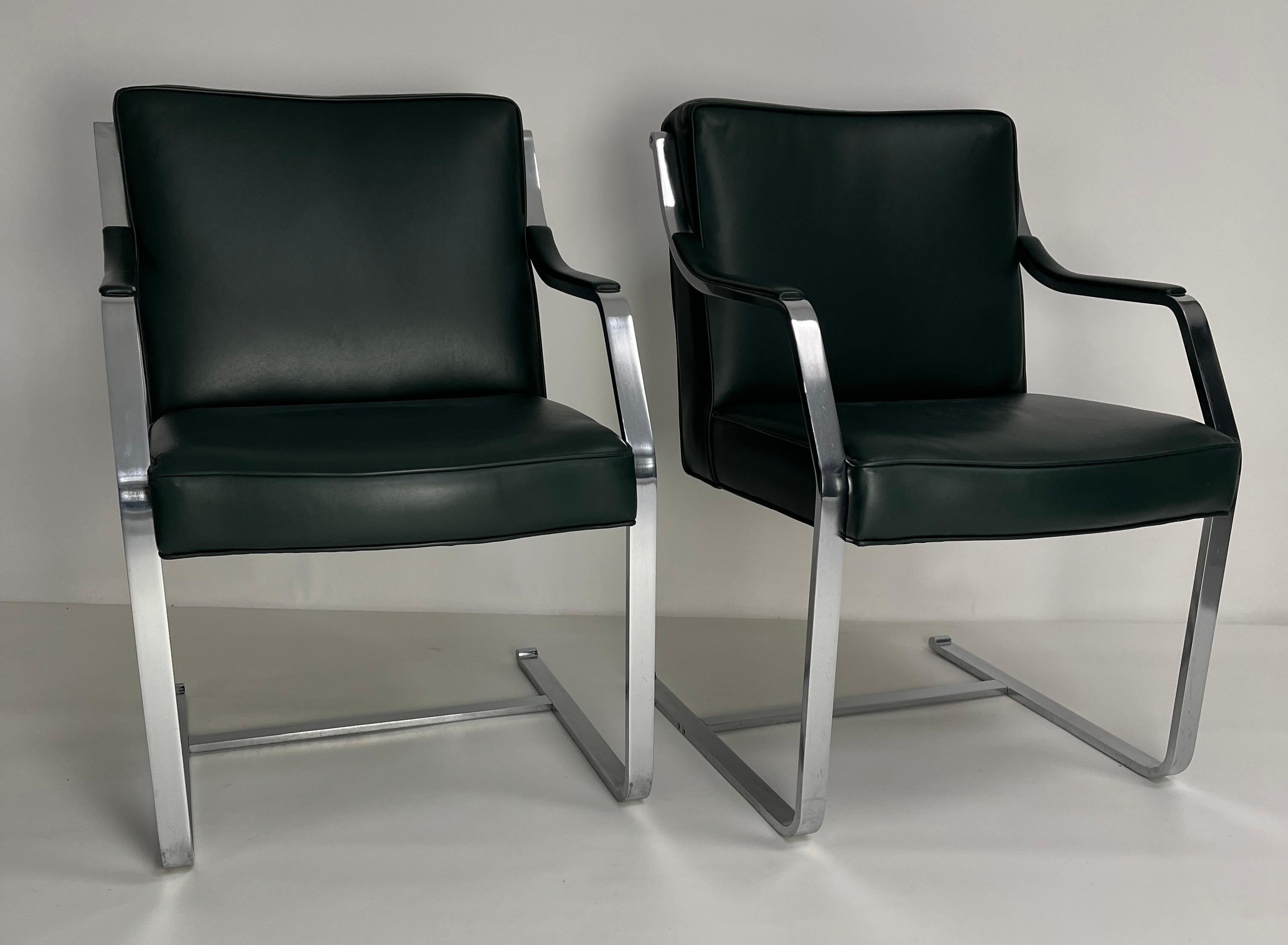 Scopri una coppia di eleganza senza tempo con queste poltrone di metà secolo, disegnate autenticamente da Rudolf Gätzl per Walter Knoll. Realizzate negli anni '70 da Rudolf Gätzl, sono state appena rivestite in una ricca pelle verde. Vendute in
