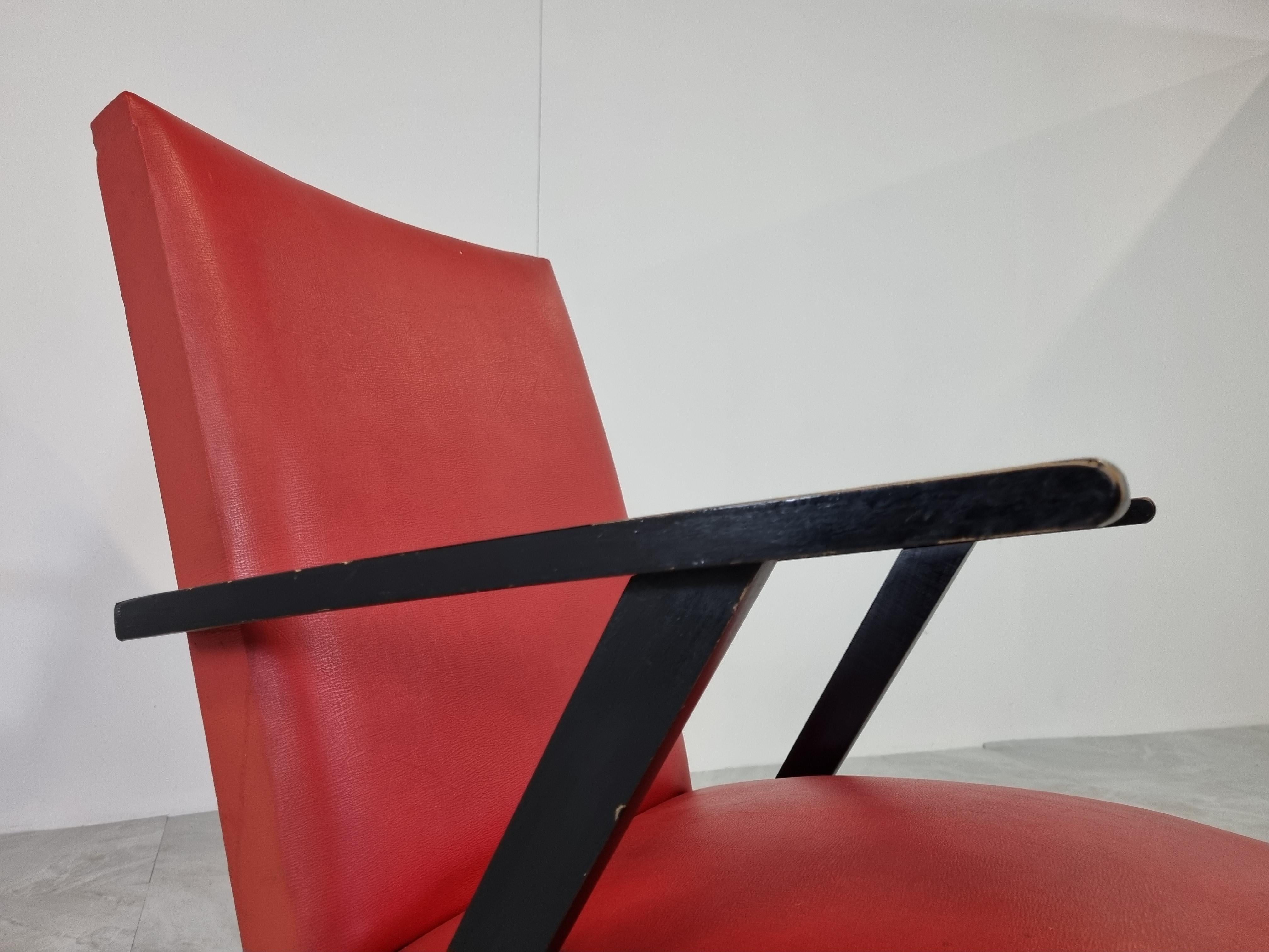 Paire de fauteuils du milieu du siècle dernier en skaï (cuir) rouge et accoudoirs et pieds en bois laqué noir.

Belle couleur rouge frappante.

Bon état d'origine

années 1960 - Belgique

Dimensions :
Hauteur : 86cm/33.85