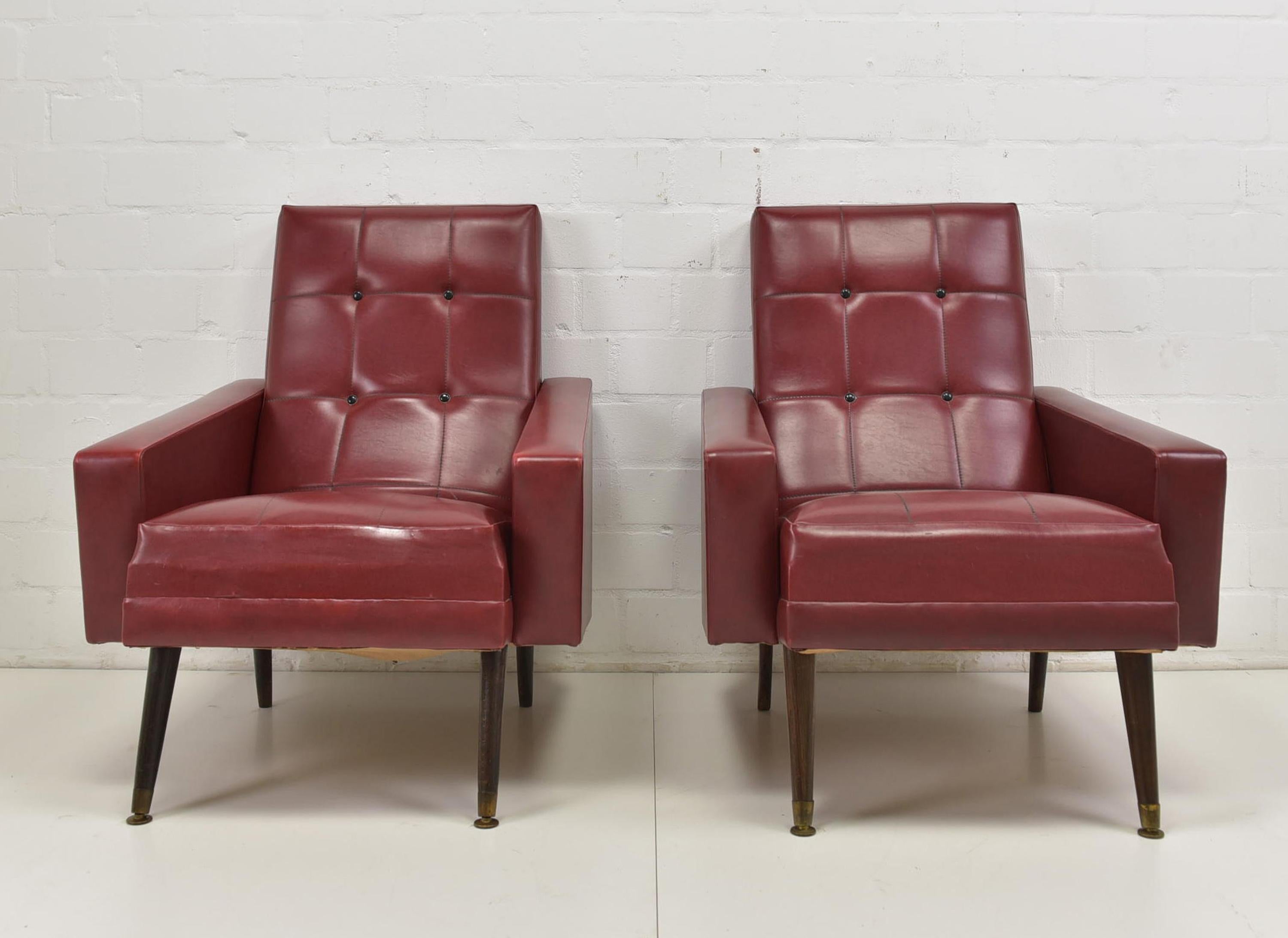 Pair of armchairs 2x Lounge Chair vintage 50s 60s red Skai Rockabilly club chairs

Features:
Black slanting legs with brass feet
Stylish and streamlined design
Good, ready-to-live-in condition
Stable and comfortable

Additional