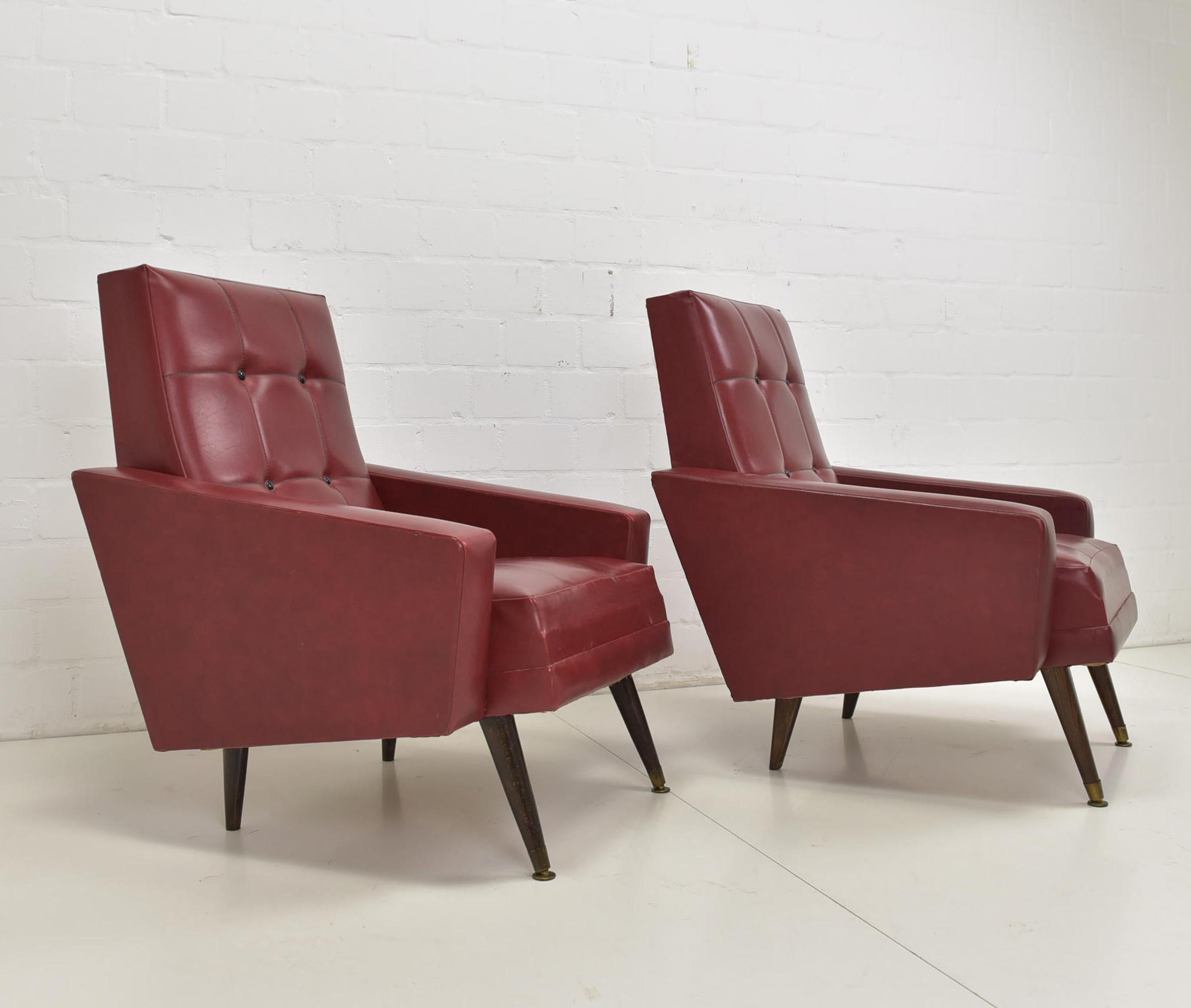 Cuir Paire de fauteuils vintage 2x chaises longues / chaises Skai Rockabilly rouges, années 50s 60s en vente