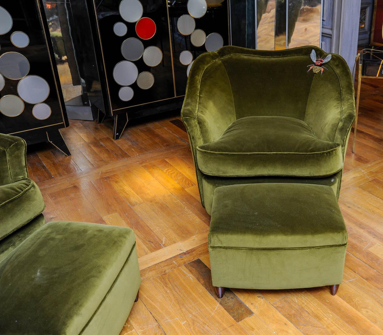 These vintage armchairs with their assorted footstools from the 1950s have been entirely reupholstered with embroidered Pierre Frey green velvet.
Foostools dimensions: 34 x 50 x H 35 cm.