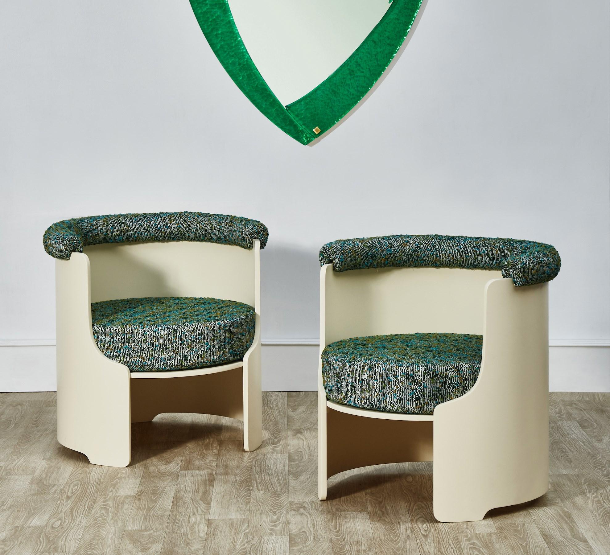 Paire de fauteuils vintage en bois laqué. Assise et coussins entièrement restaurés et retapissés d'un tissu vert.
Italie, années 80.
