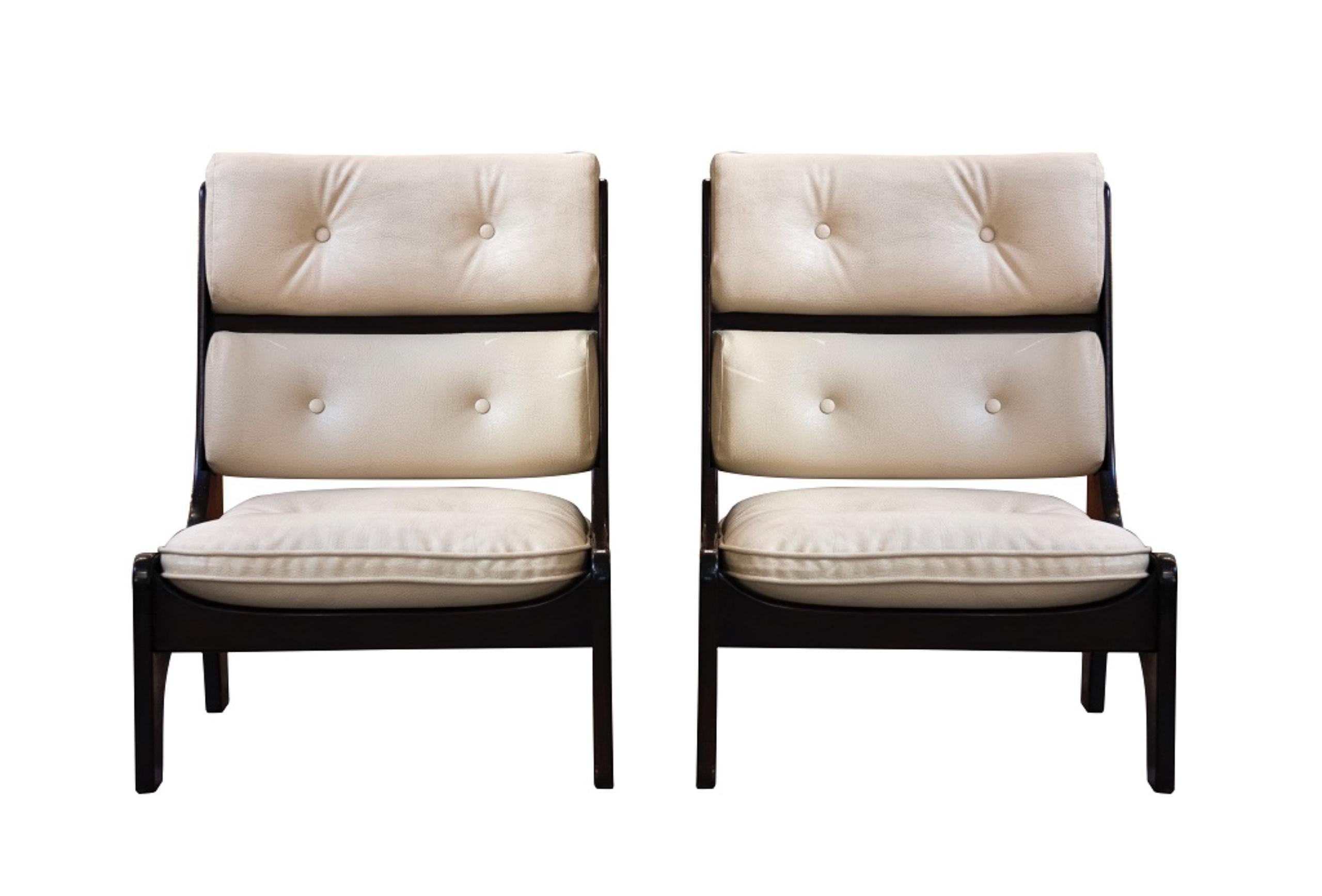 Pareja De Sillones Vintage La producción de Sormani se ha realizado en Italia en la década de 1970. 

Madera y cuero blanco. 

Dimensiones: 90 x 80 x 65 cm.

Muy buenas condiciones.

Claudio Salocchi (Milán, 1934 - 2012). Salocchi fue un diseñador