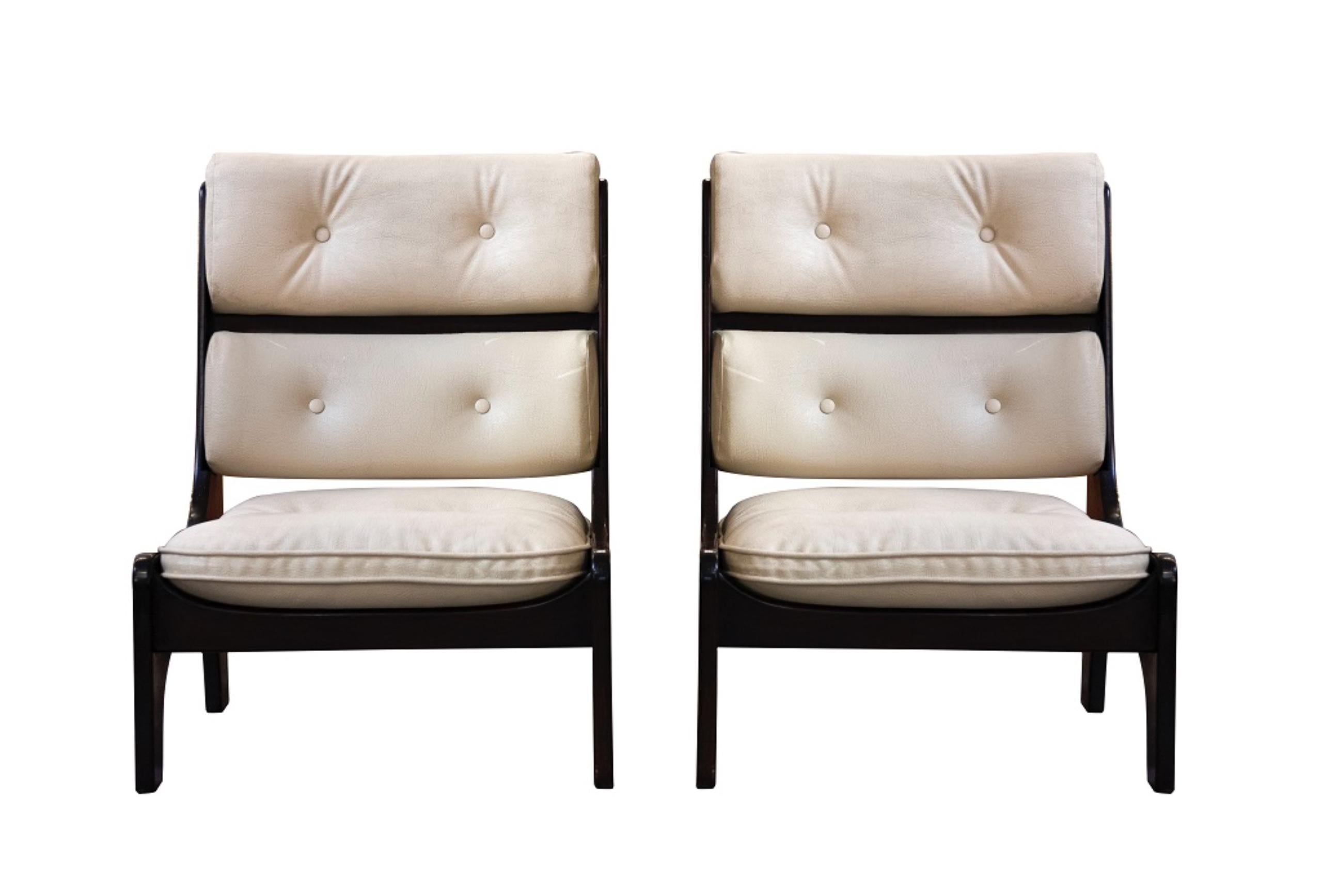 Pair Of Vintage Armchairs Sormani Production has been realized in Italy in the 1970s. 

Wood and white leather. 

Dimensions: 90 x 80 x 65 cm.

Very good conditions.

Claudio Salocchi (Milan, 1934 – 2012). Salocchi was an Italian industrial and