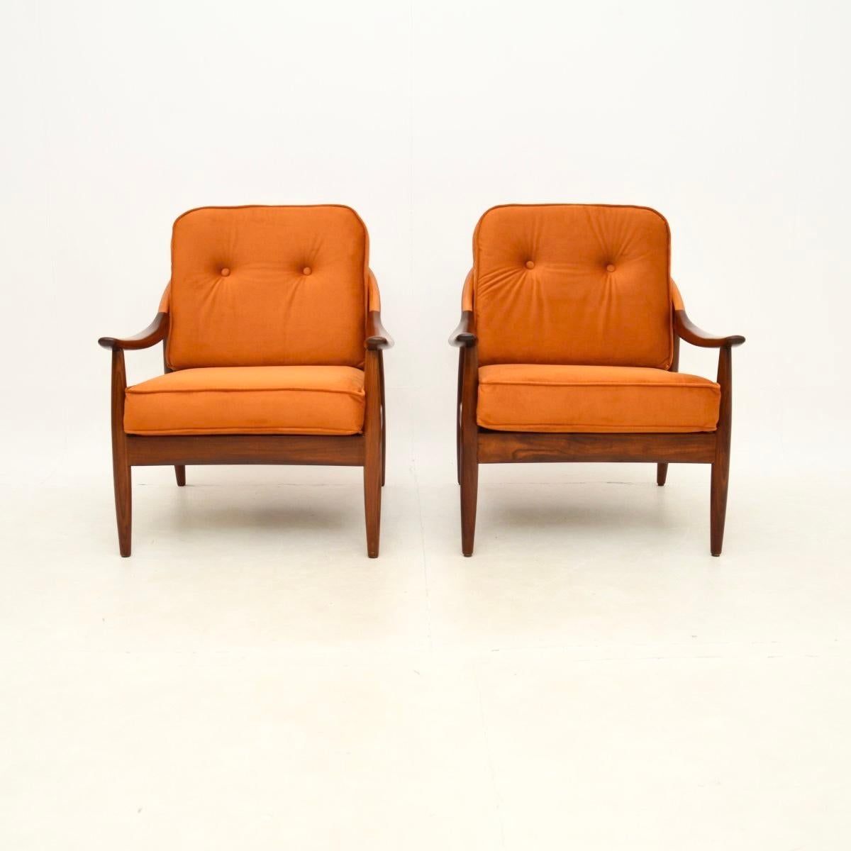 Une paire de fauteuils vintage très élégants de Greaves et Thomas. Fabriqués en Angleterre, ils datent des années 1960.

La qualité est exceptionnelle, les cadres sont joliment incurvés et le bois a une couleur magnifique. Ils ont de belles