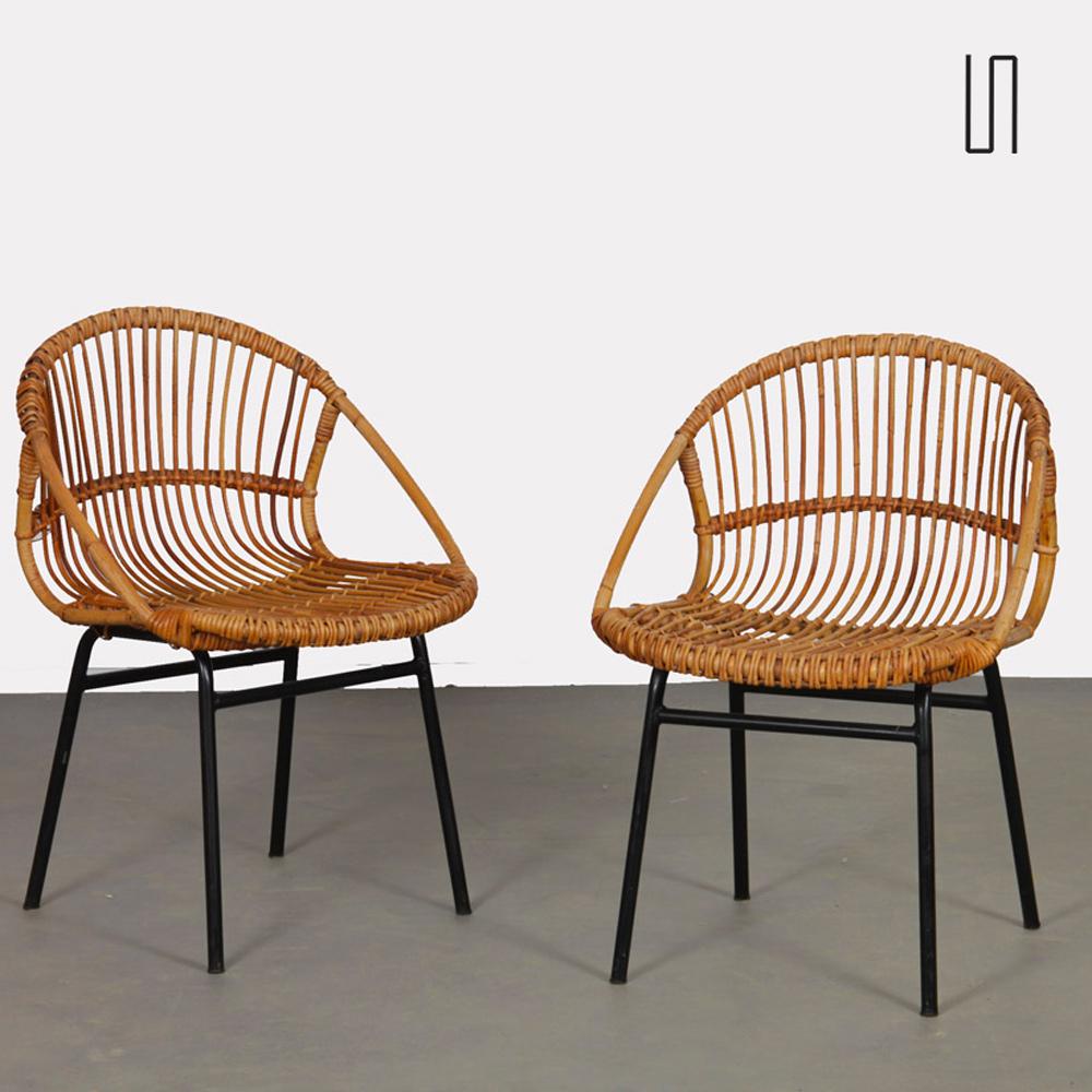 Paire de fauteuils vintage du designer Jan Kalous pour le fabricant Uluv datant des années 1960. Cette paire de meubles en bois et en osier est en bon état vintage.