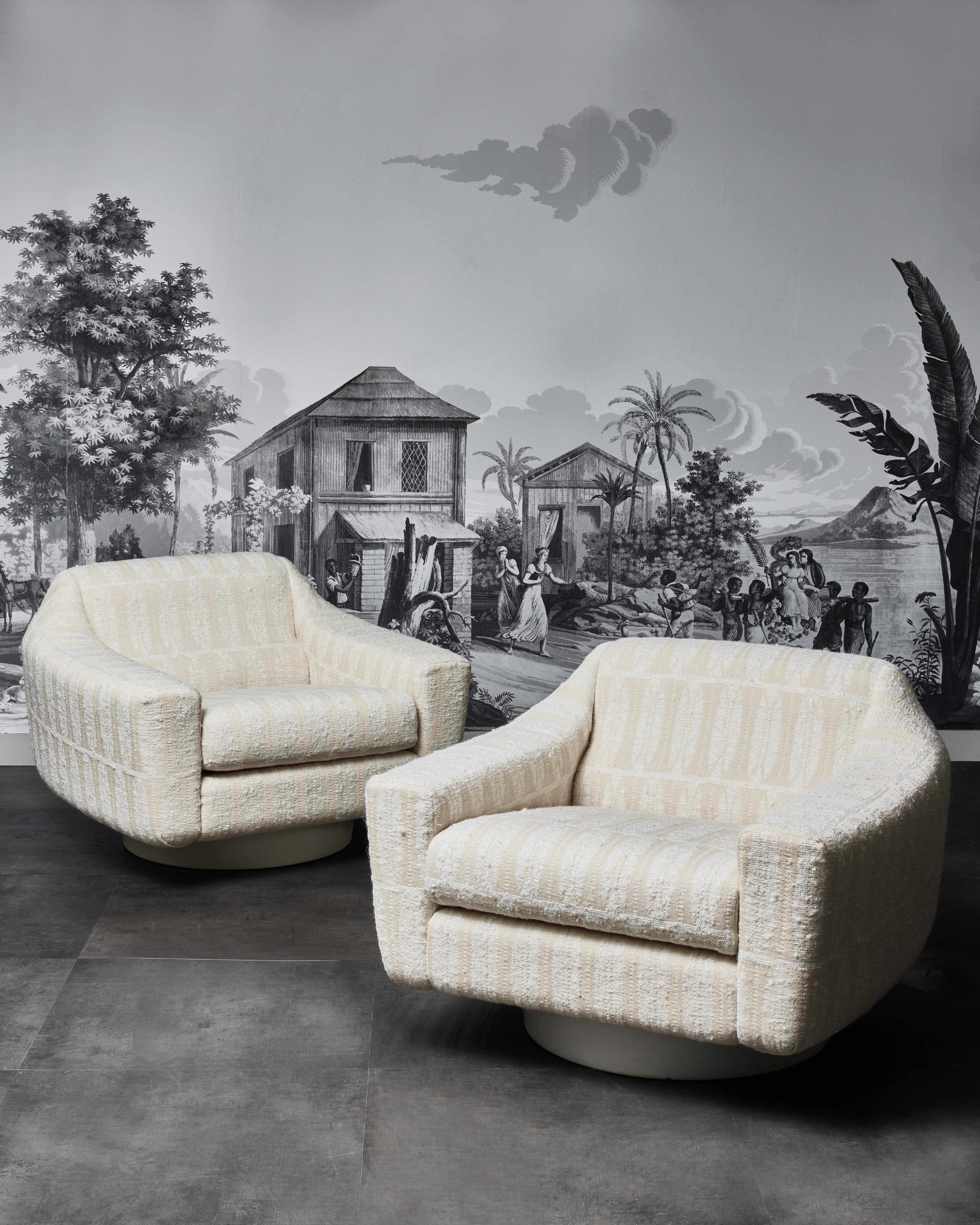Pair of vintage armchairs entirely restored and reupholstered.
Italy, 1970s.
