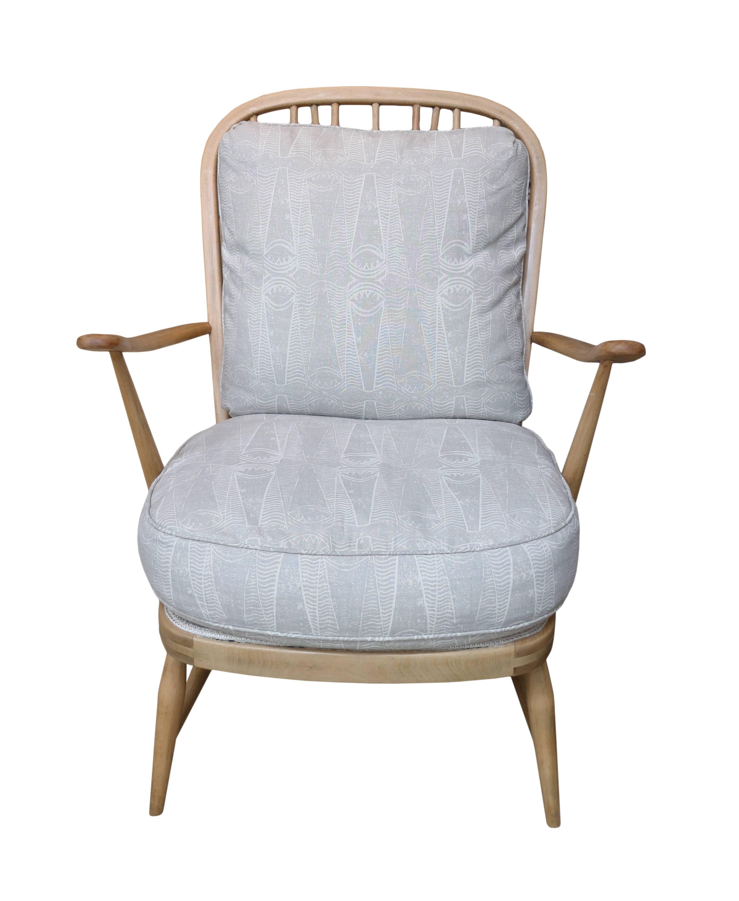 Pair of vintage armchairs
Upholstered in virginia white - sompting, grey goose
Measure: Seat height 17