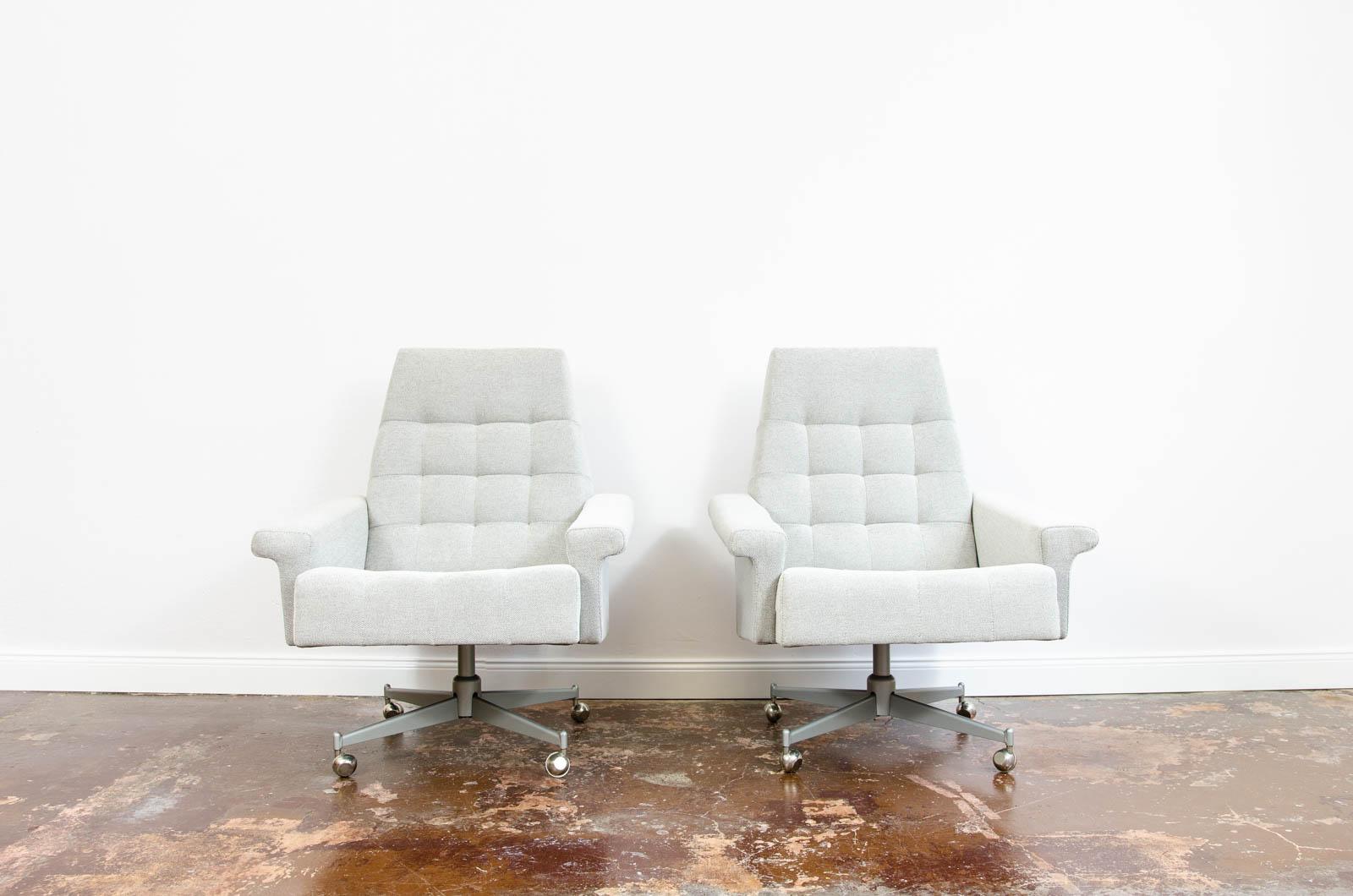 Pair of Vintage armchairs from UP Závody on Metal Wheels, Czechoslovakia, 1970

Fully reupholstered chairs in white - grey waterproof fabric. Seat and backrest area with quilting.
Chairs rests on metal star base, on wheels.