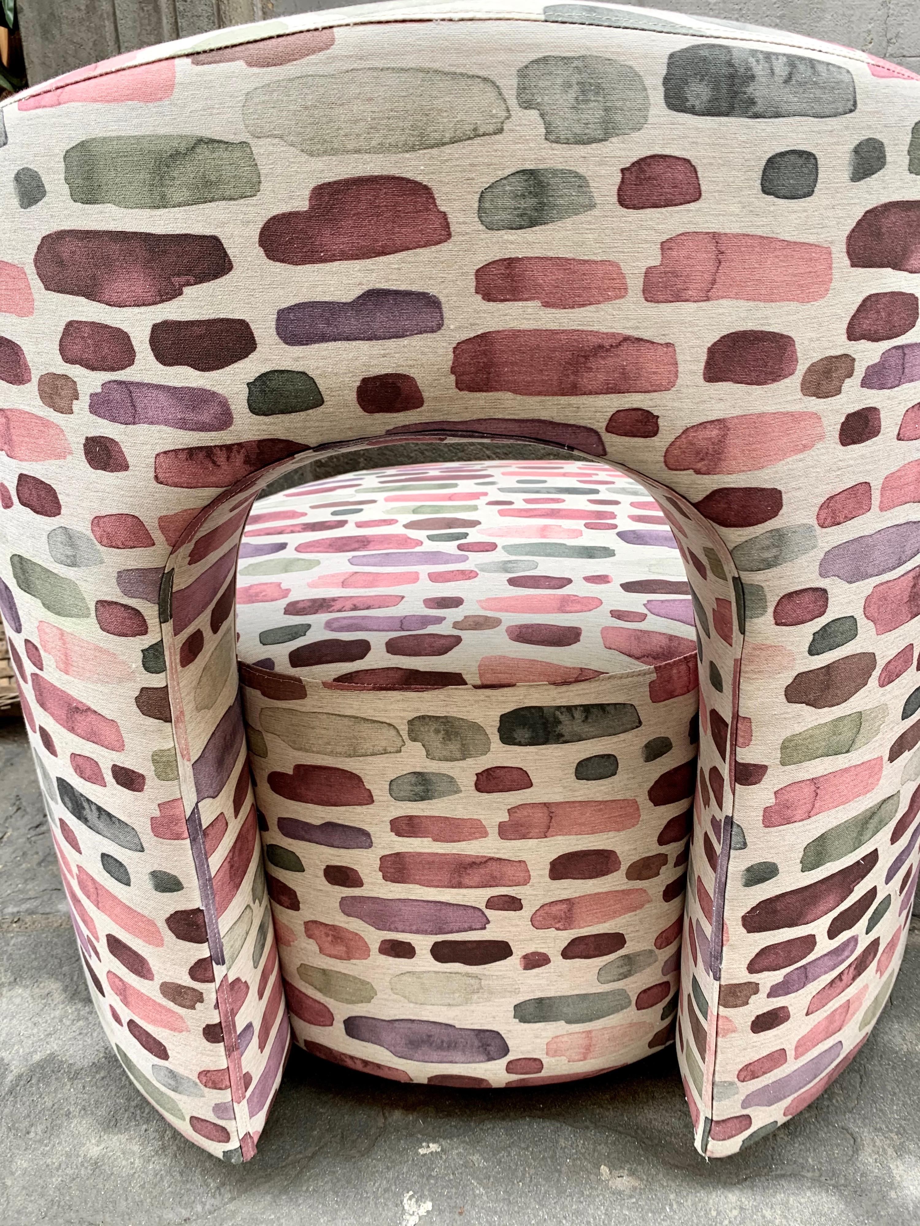 Paire de fauteuils vintage nouvellement tapissés avec un tissu de coton fantaisie, années 1970 en vente 5