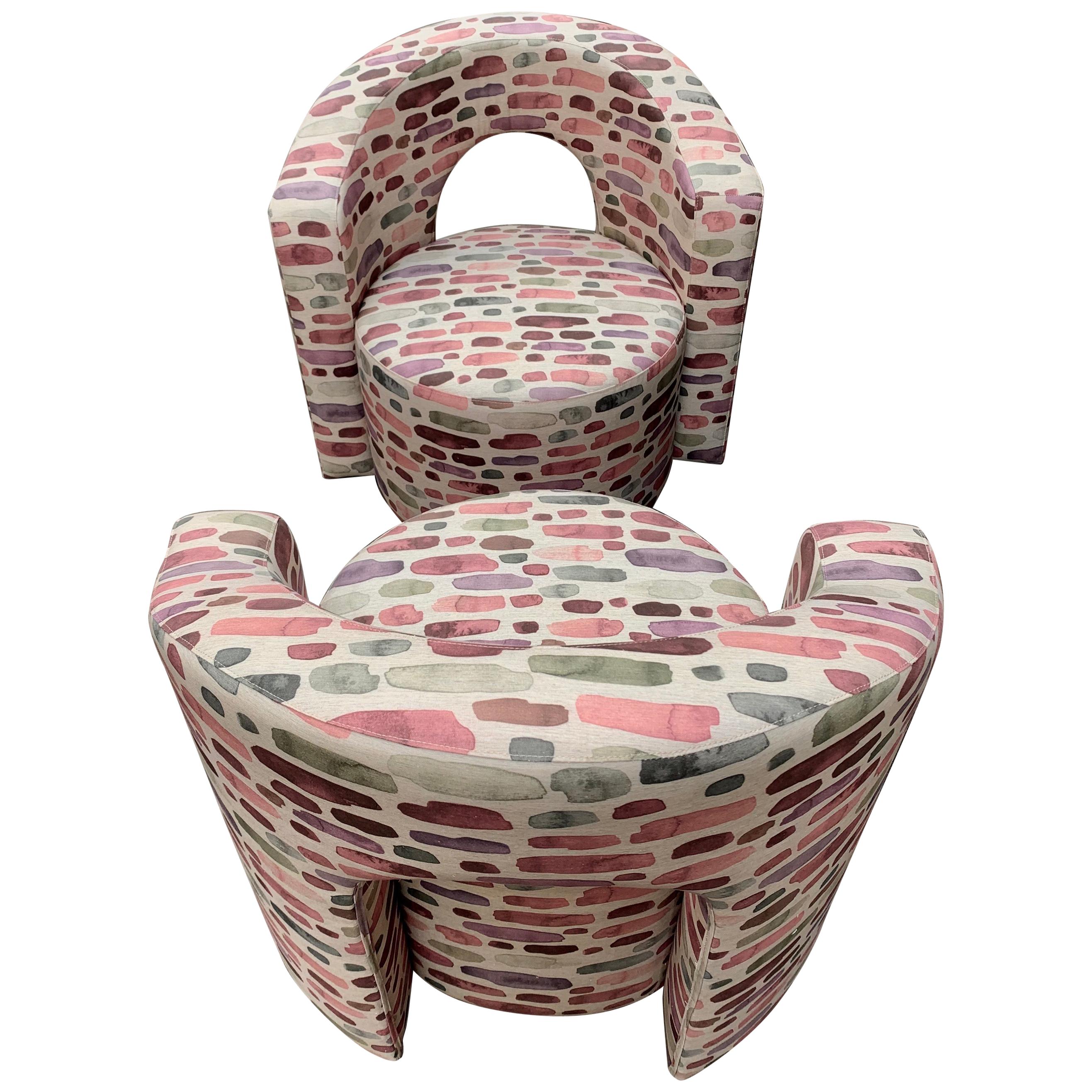Paire de fauteuils vintage nouvellement tapissés d'un tissu de coton fantaisie.
La base du tissu est un mélange de gris avec des coups de pinceau de tons roses, violets et vert sauge en nuances irrégulières.
Parfait état vintage.