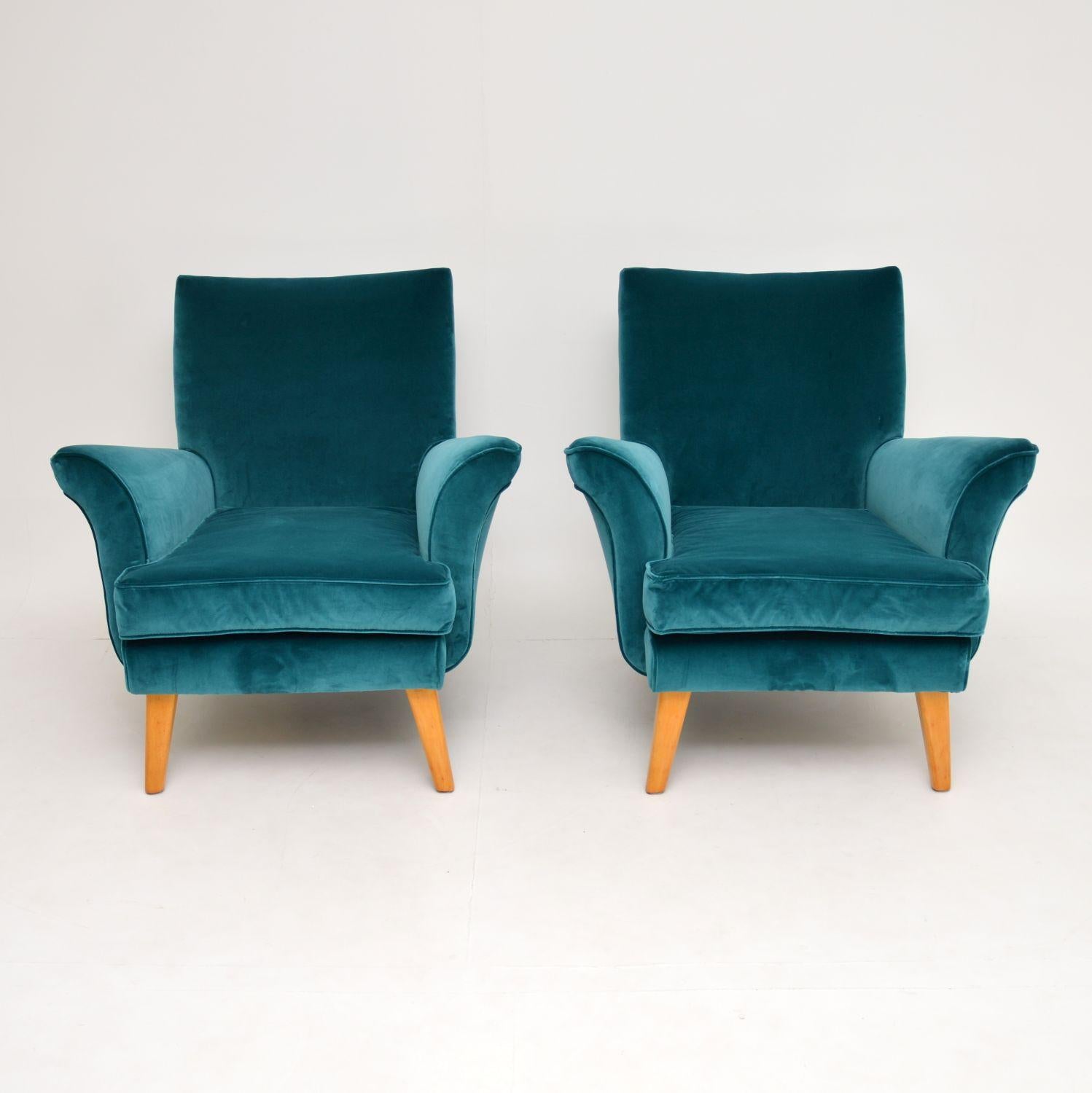 Pair of Vintage Armchairs and Ottomans, circa 1960s In Good Condition In London, GB