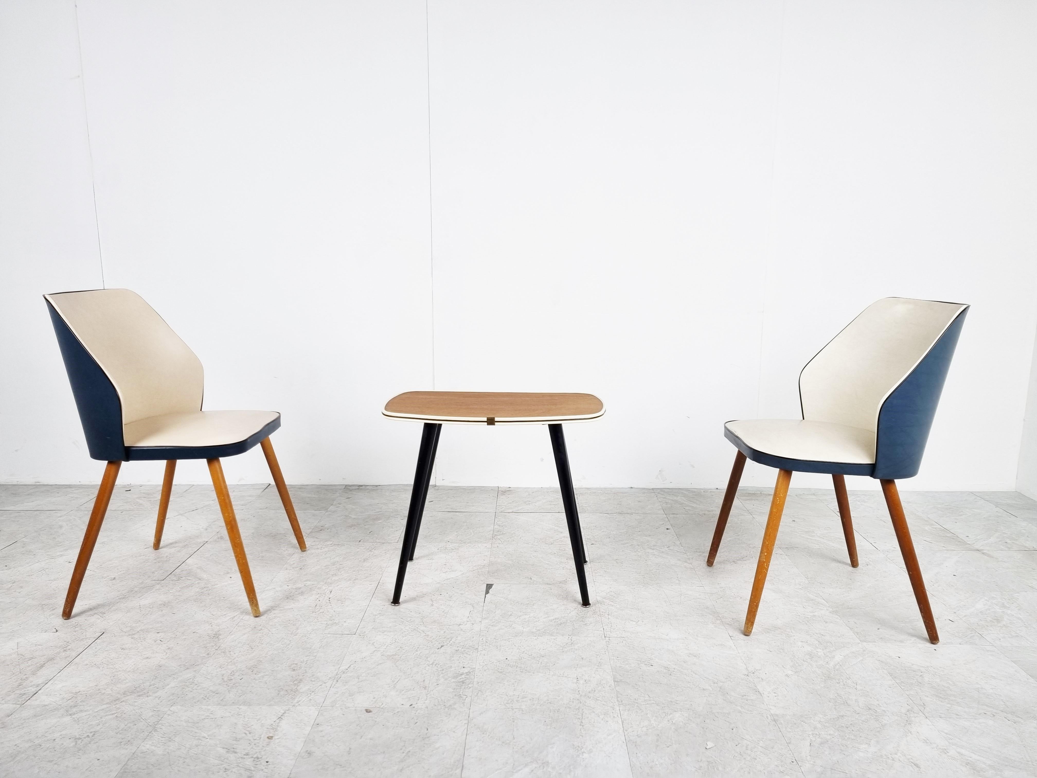 Mid-Century moderno Coppia di poltrone vintage con tavolo, Belgio, anni '60 in vendita