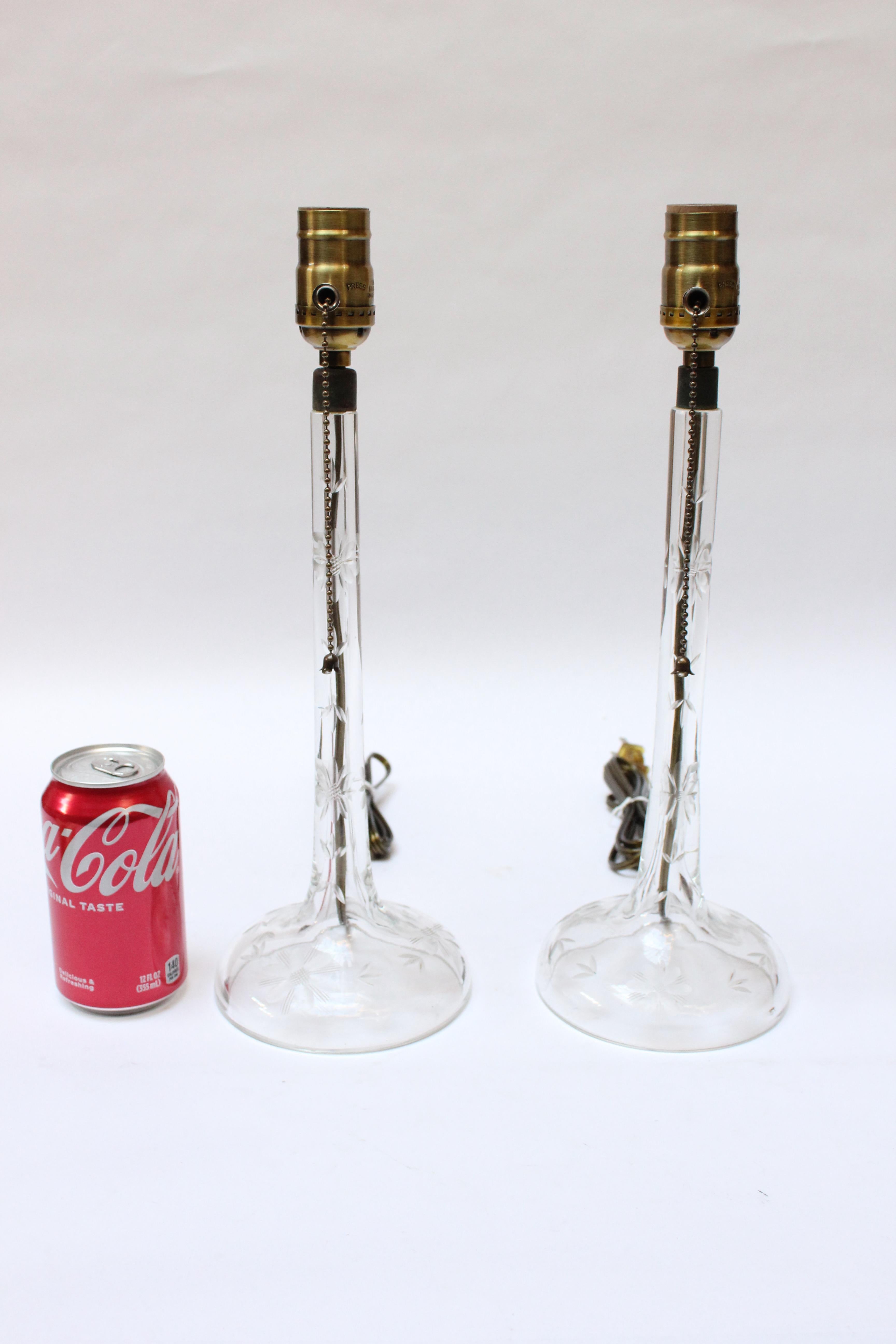 Paire de lampes de bureau Art Déco vintage en cristal gravé Bon état - En vente à Brooklyn, NY
