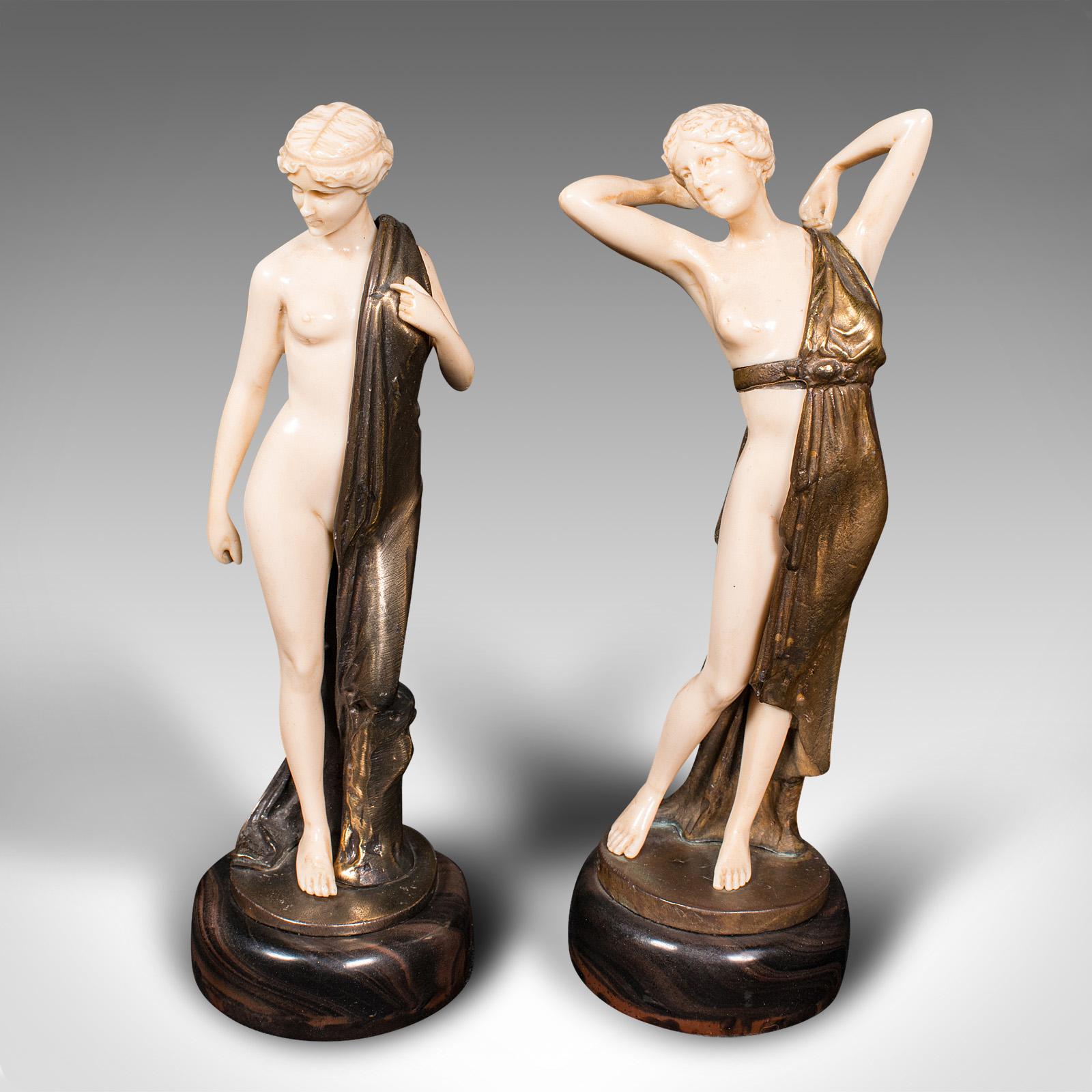 
Si tratta di una coppia di figure Art of Vintage. Statuetta decorativa tedesca in cellulosa e metallo dorato, risalente agli inizi del XX secolo, circa 1930.

Deliziosa coppia di figure di Afrodite dal raffinato gusto Art Deco
Mostra una patina
