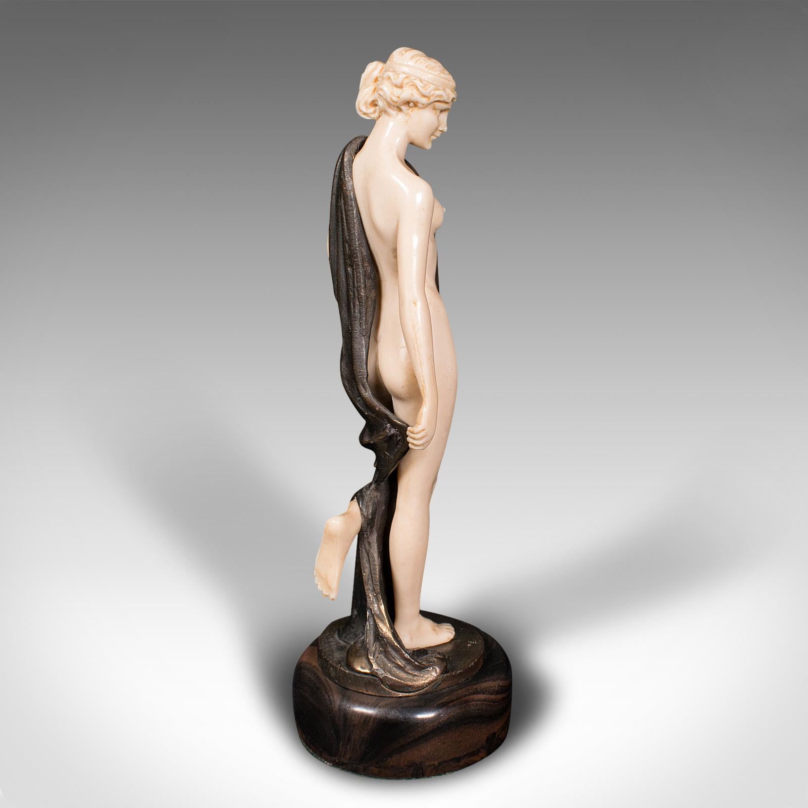 Metallo Coppia di figure art déco d'epoca, tedesche, statuetta decorativa, dopo F. Preiss in vendita