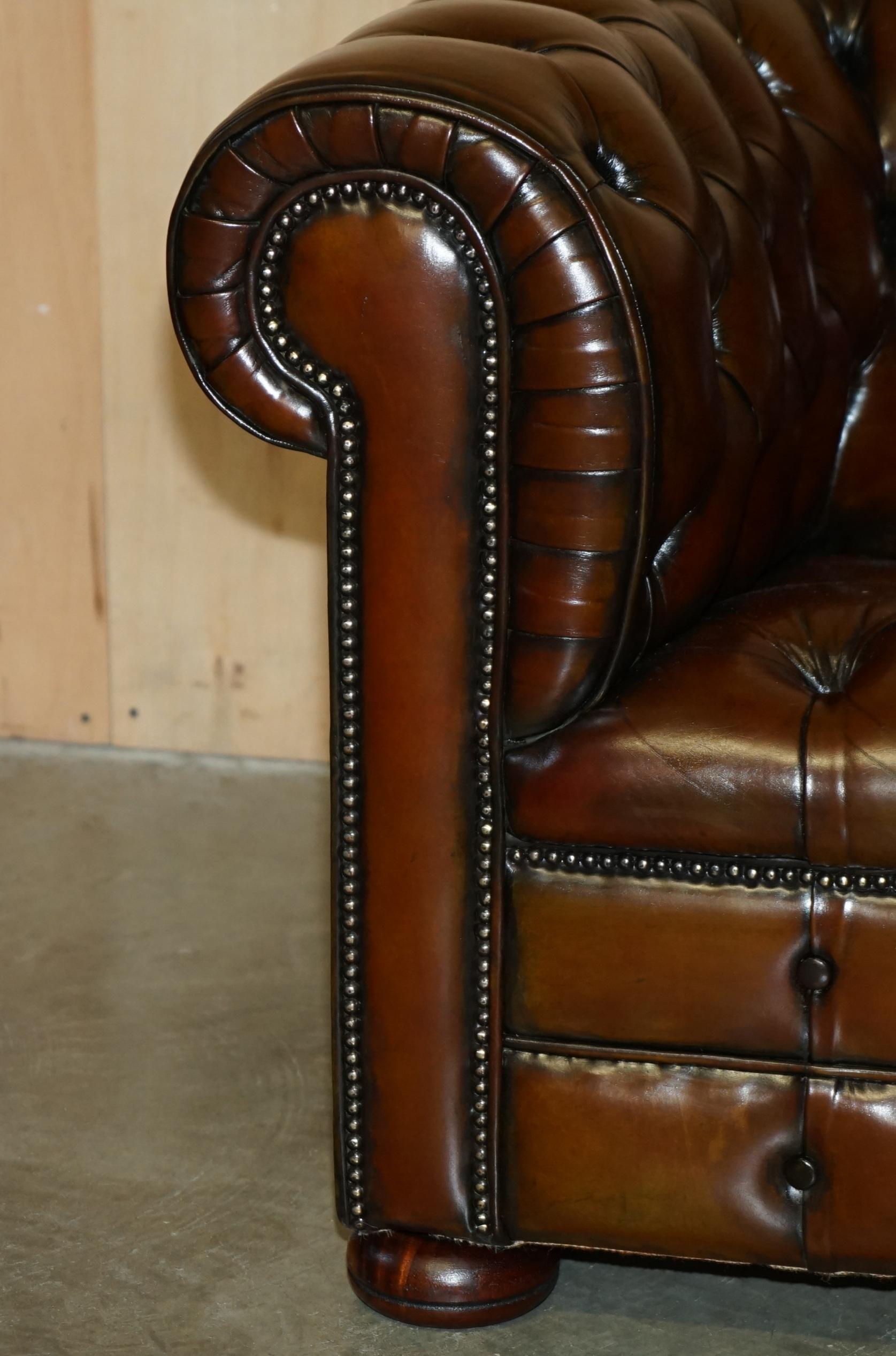 Inglese COPPIA DI POLTRONE D'EPOCA ART DECO RISTRUTTURATE IN PELLE MARRONE DI CHEsterfield in vendita