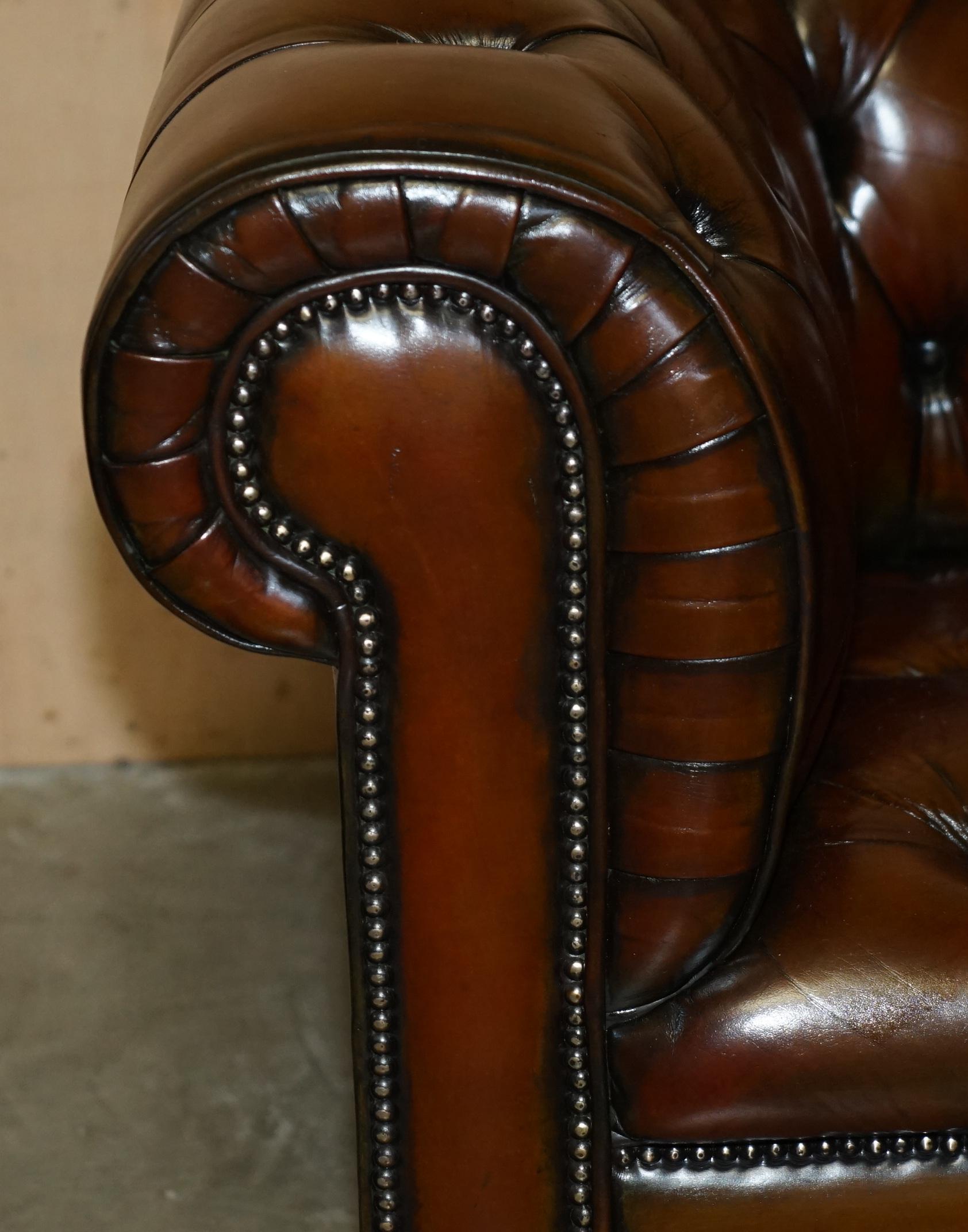 Fatto a mano COPPIA DI POLTRONE D'EPOCA ART DECO RISTRUTTURATE IN PELLE MARRONE DI CHEsterfield in vendita