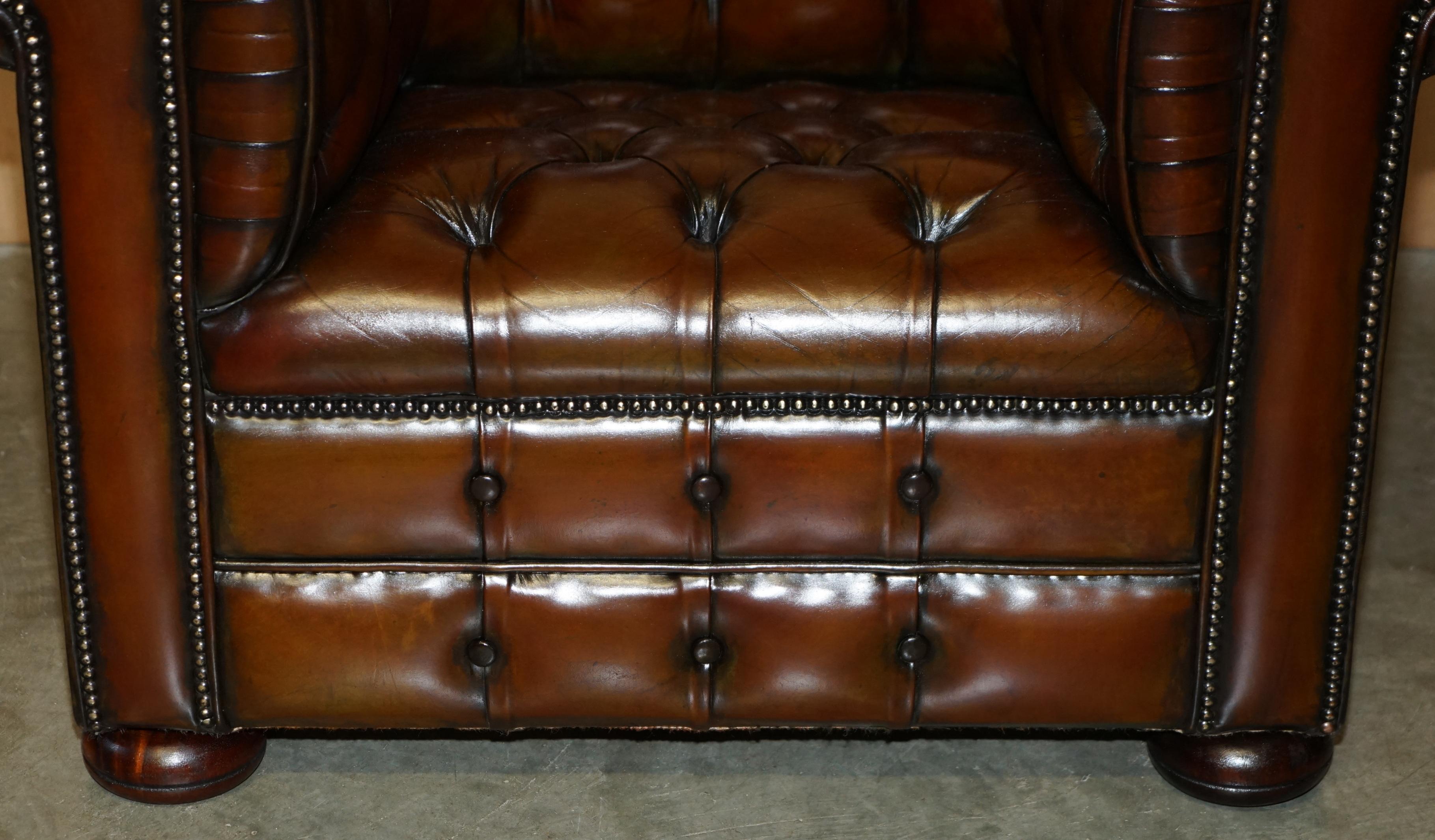 COPPIA DI POLTRONE D'EPOCA ART DECO RISTRUTTURATE IN PELLE MARRONE DI CHEsterfield In condizioni buone in vendita a West Sussex, Pulborough