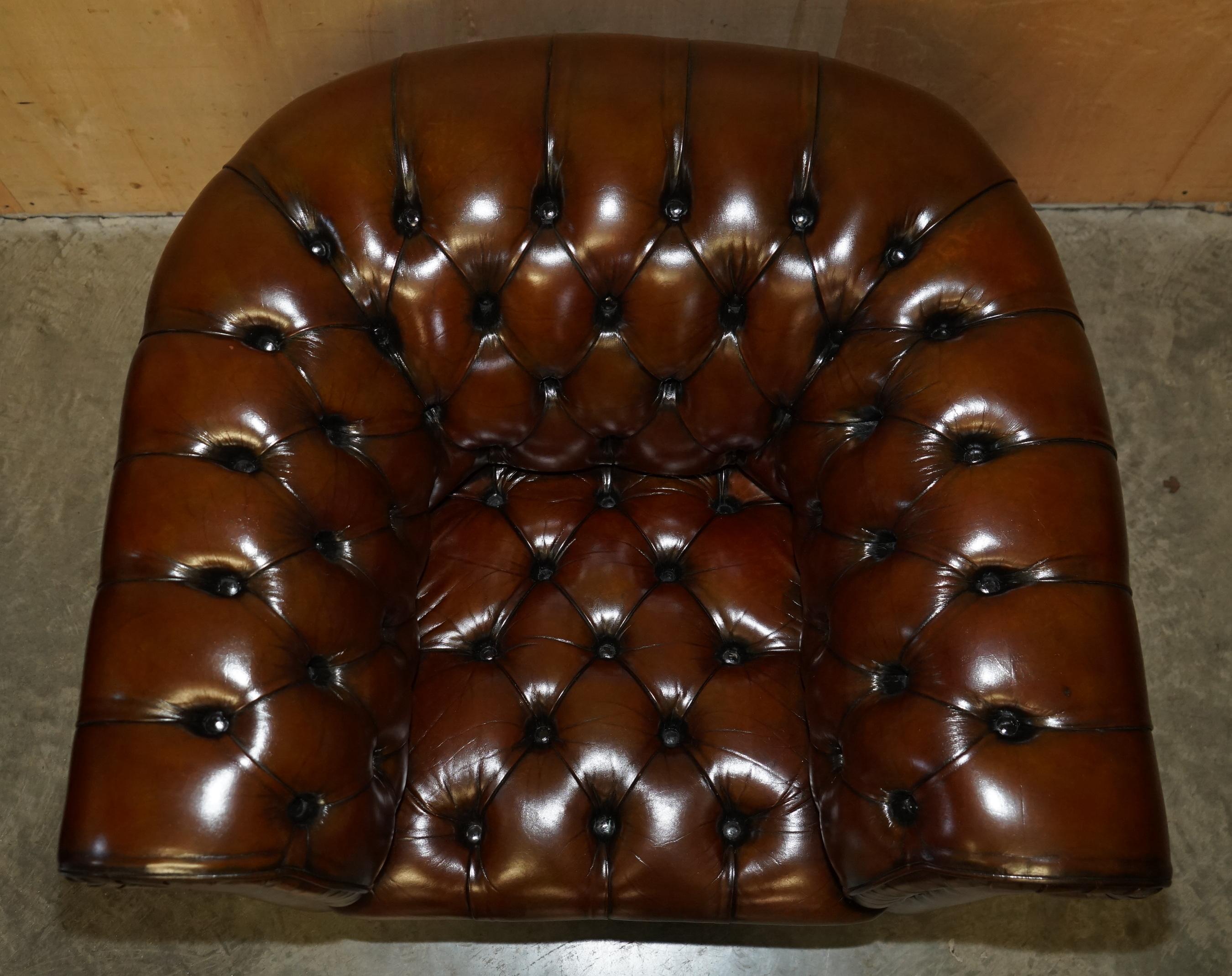 Inizio XX secolo COPPIA DI POLTRONE D'EPOCA ART DECO RISTRUTTURATE IN PELLE MARRONE DI CHEsterfield in vendita