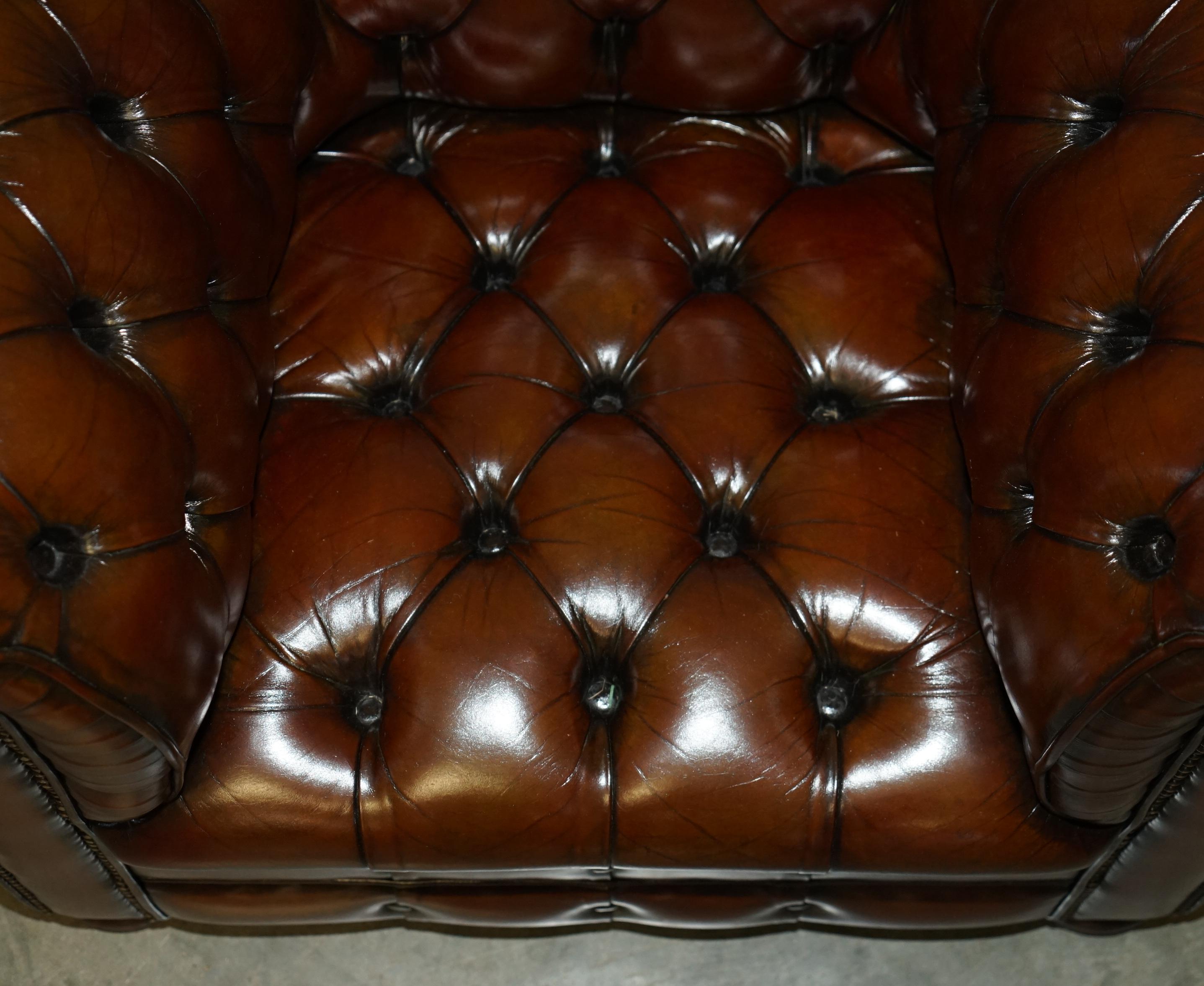 Pelle COPPIA DI POLTRONE D'EPOCA ART DECO RISTRUTTURATE IN PELLE MARRONE DI CHEsterfield in vendita