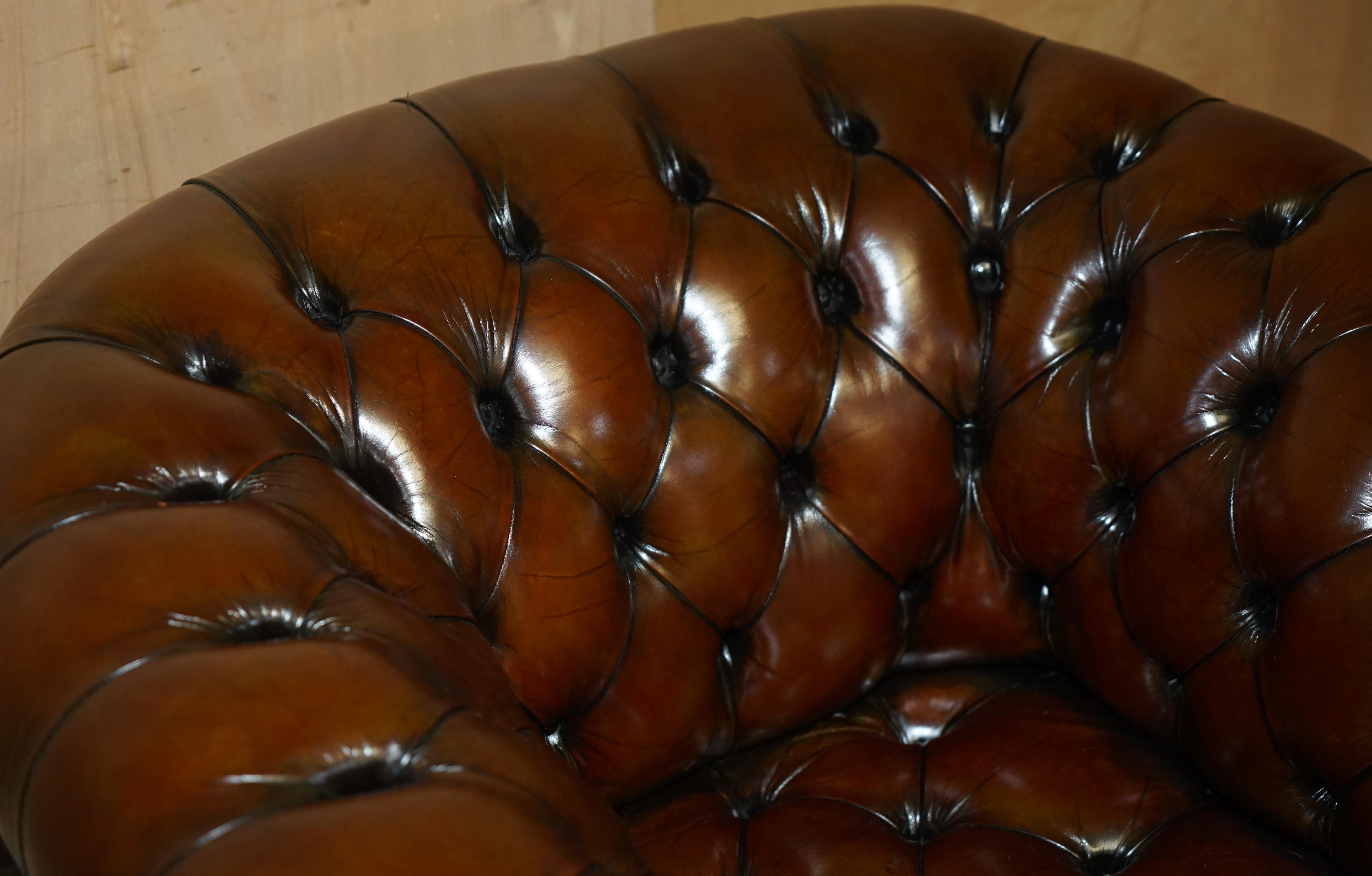 COPPIA DI POLTRONE D'EPOCA ART DECO RISTRUTTURATE IN PELLE MARRONE DI CHEsterfield in vendita 1