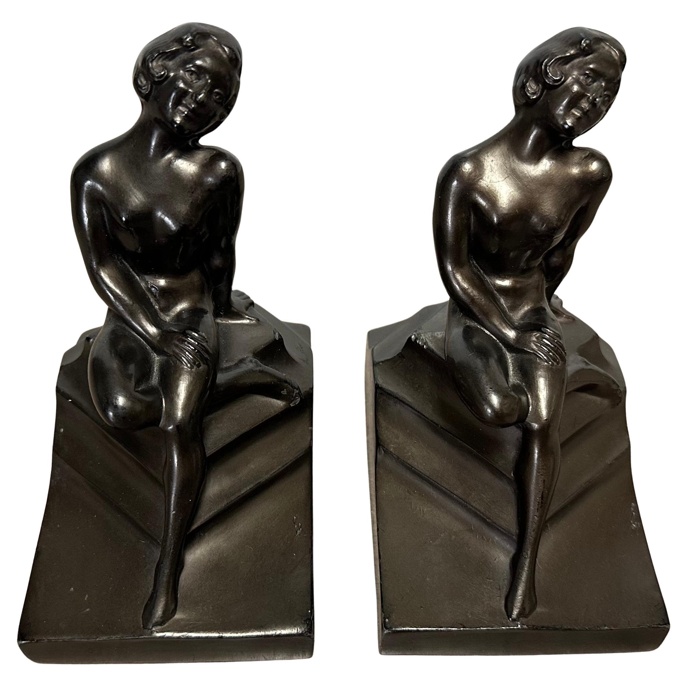 Coppia di reggilibri vintage Art of Vintage con nudo femminile seduto su piedistallo di Nuart