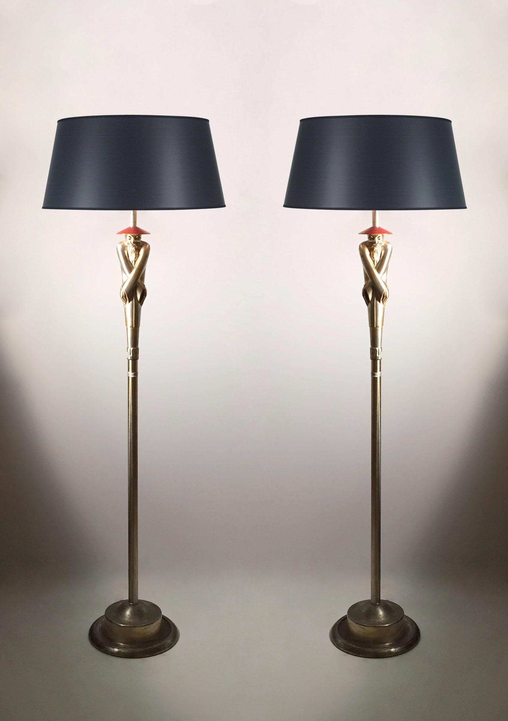 Paar Vintage Deco Viktor Schreckengost Chinoiserie Stehlampe

Ein wirklich schönes Beispiel für dieses stilisierte Chinoiserie-Design. Kommt mit einem originellen korallenfarbenen Schirm mit übergroßem Paspel-Design. In der Art von Hollywood Regency