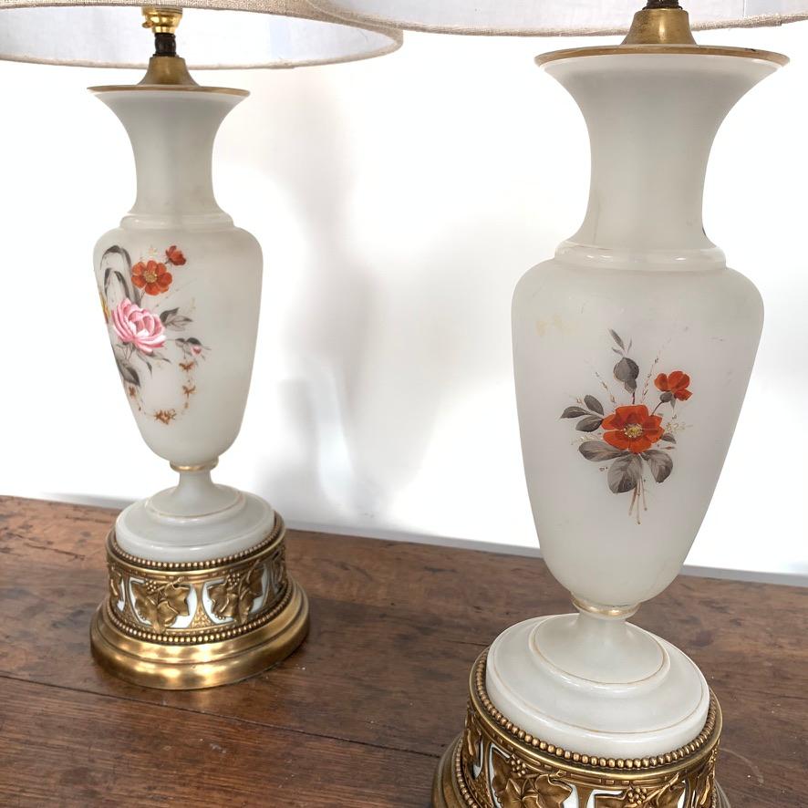 Pair of Vintage Art Nouveau Style Frosted Glass and Gilded Table Lamps In Good Condition In Uppingham, Rutland