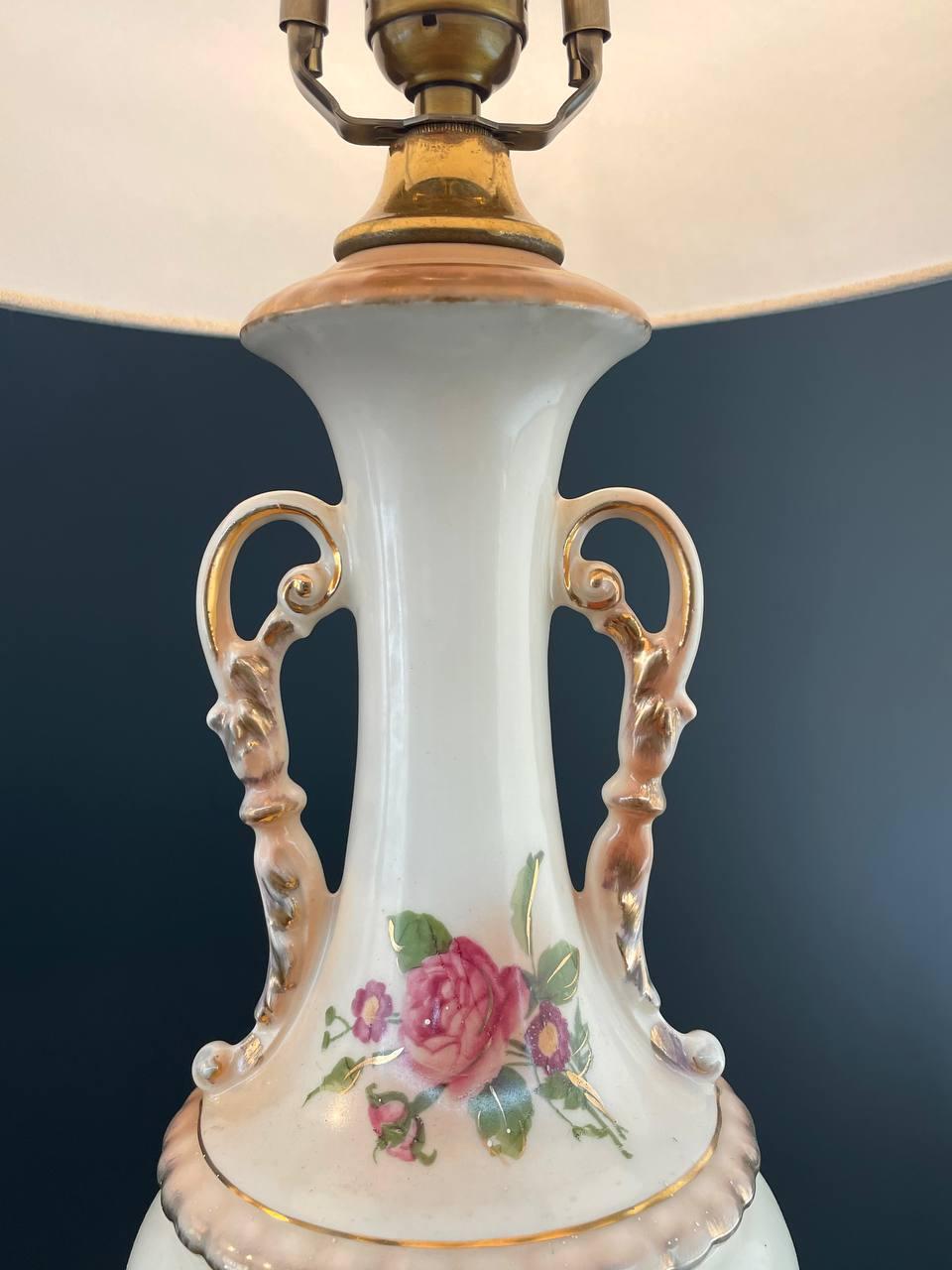 Paar Vintage Art viktorianische handbemalte Porzellan & vergoldete Tischlampen (Messing) im Angebot