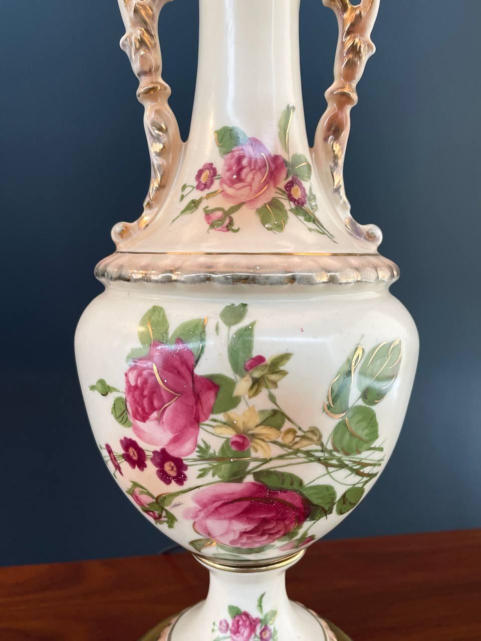 Paar Vintage Art viktorianische handbemalte Porzellan & vergoldete Tischlampen im Angebot 1