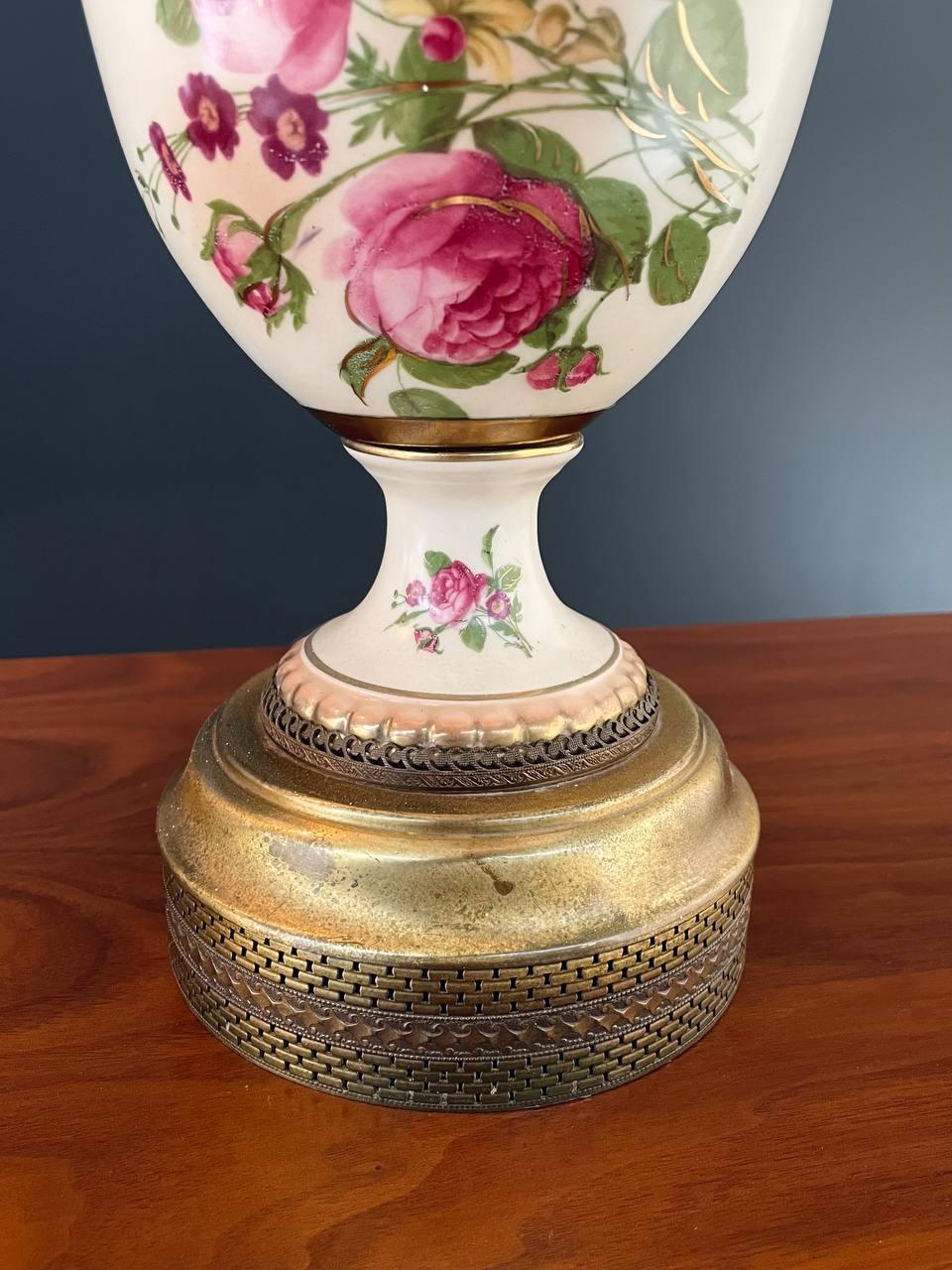 Paar Vintage Art viktorianische handbemalte Porzellan & vergoldete Tischlampen im Angebot 2