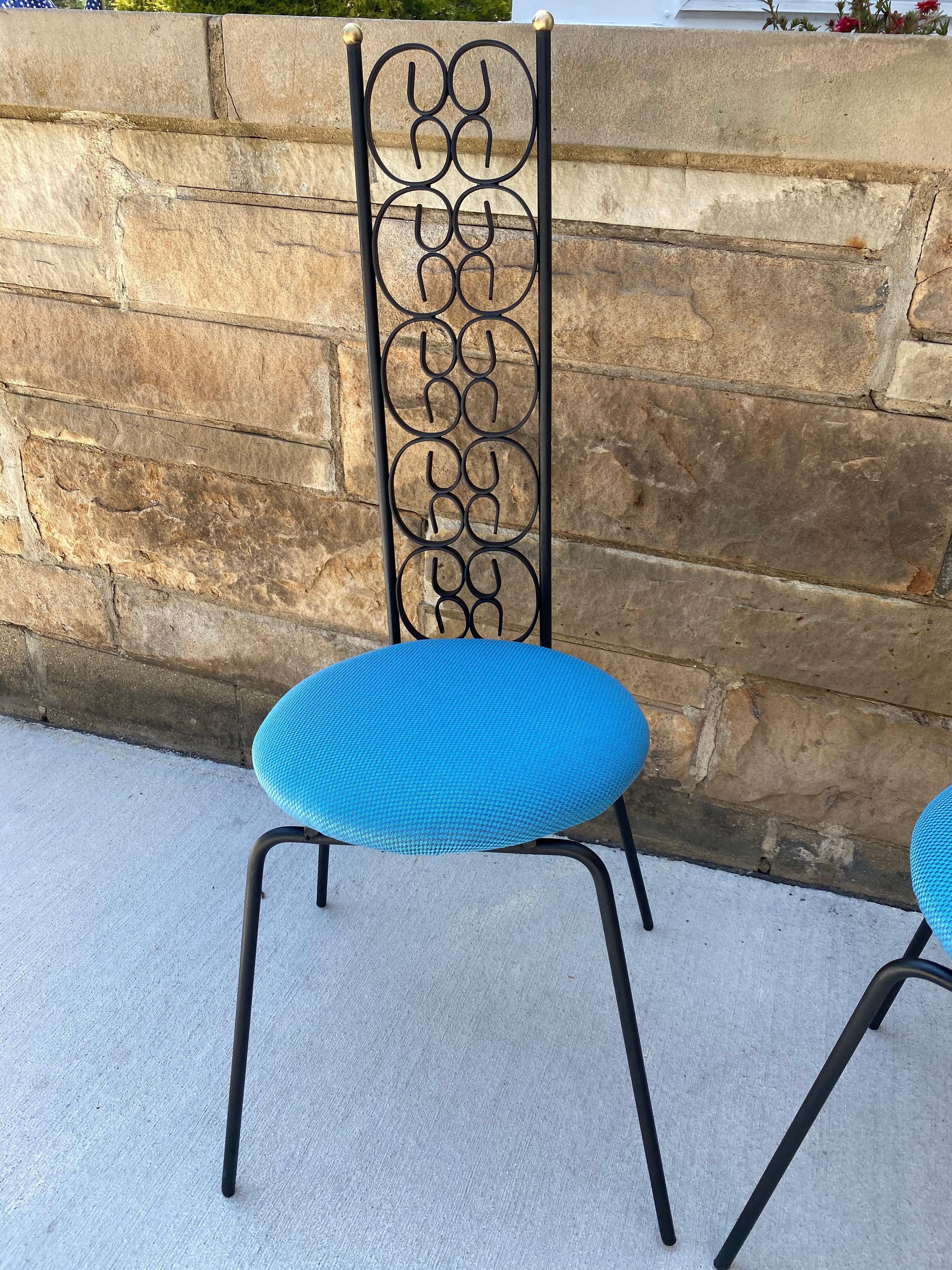 Paire de chaises de salle à manger Arthur Umanoff à haut dossier, restaurées et retapissées dans les années 1970. Les chaises ont été retapissées professionnellement avec un tissu de type Sunbrella, parfait pour votre table bistro d'extérieur ! Le