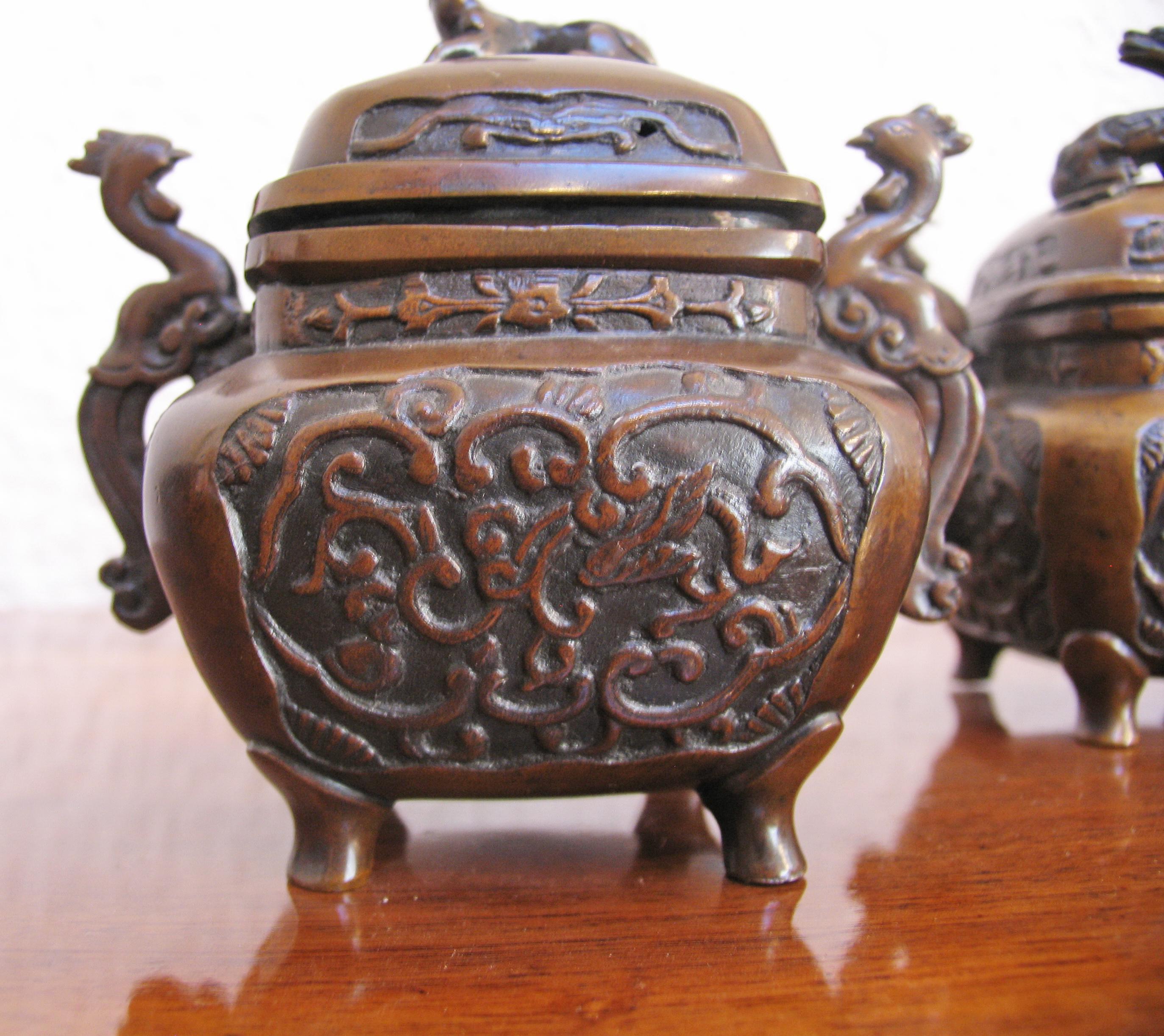 Asiatische Räuchergefäße aus Bronze im Vintage-Stil, Paar im Angebot 4