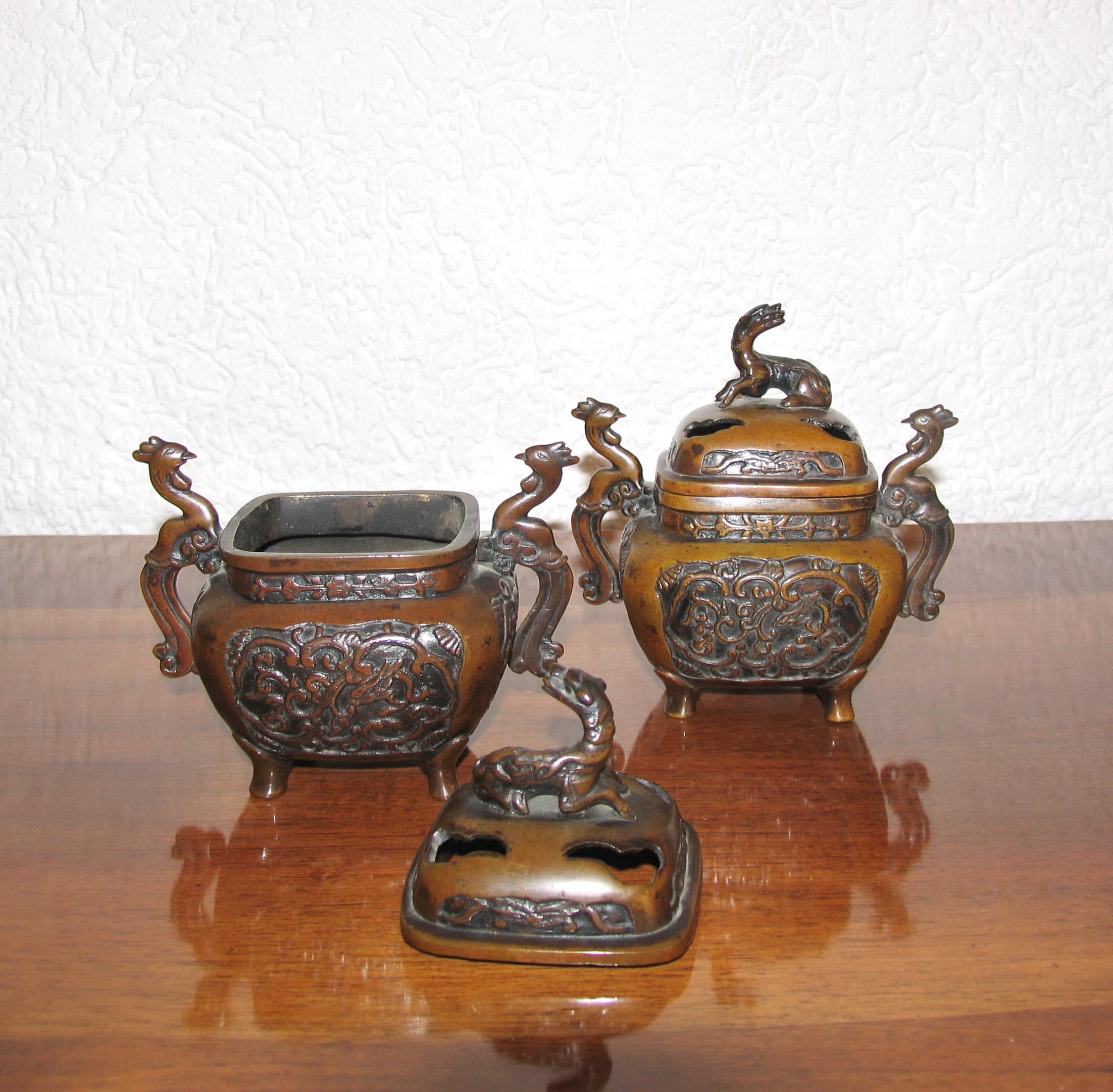 Asiatische Räuchergefäße aus Bronze im Vintage-Stil, Paar (Gegossen) im Angebot