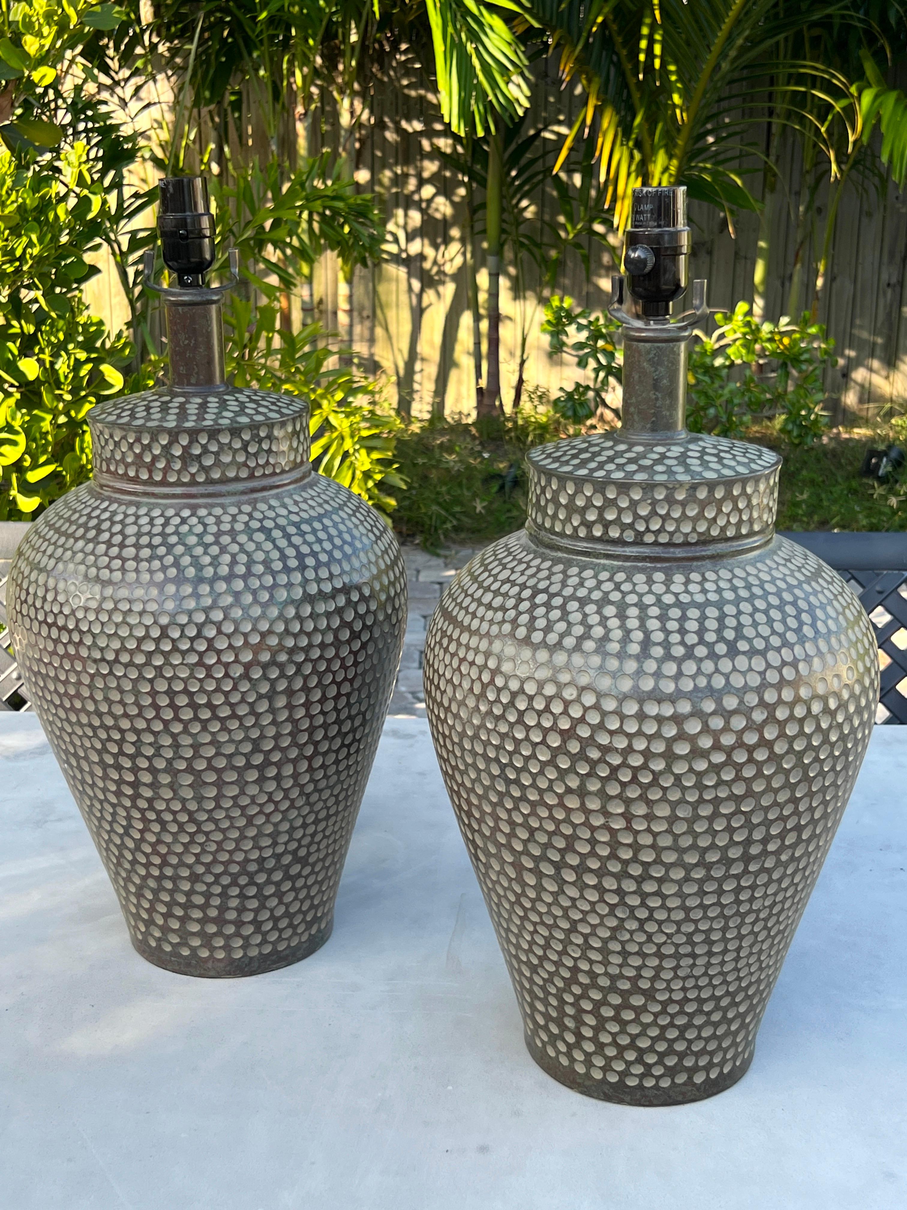Mid-Century Modern Pair of Chinese Ginger Jar Lamps in Hammered Resin For Sale
