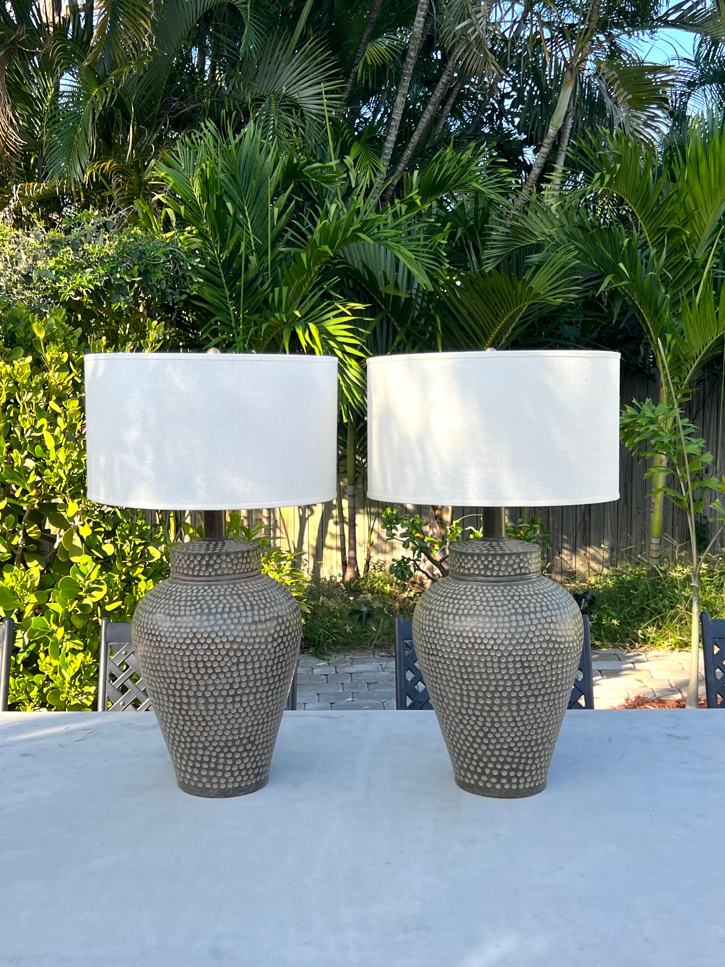 Pair of Chinese Ginger Jar Lamps in Hammered Resin In Good Condition For Sale In Fort Lauderdale, FL