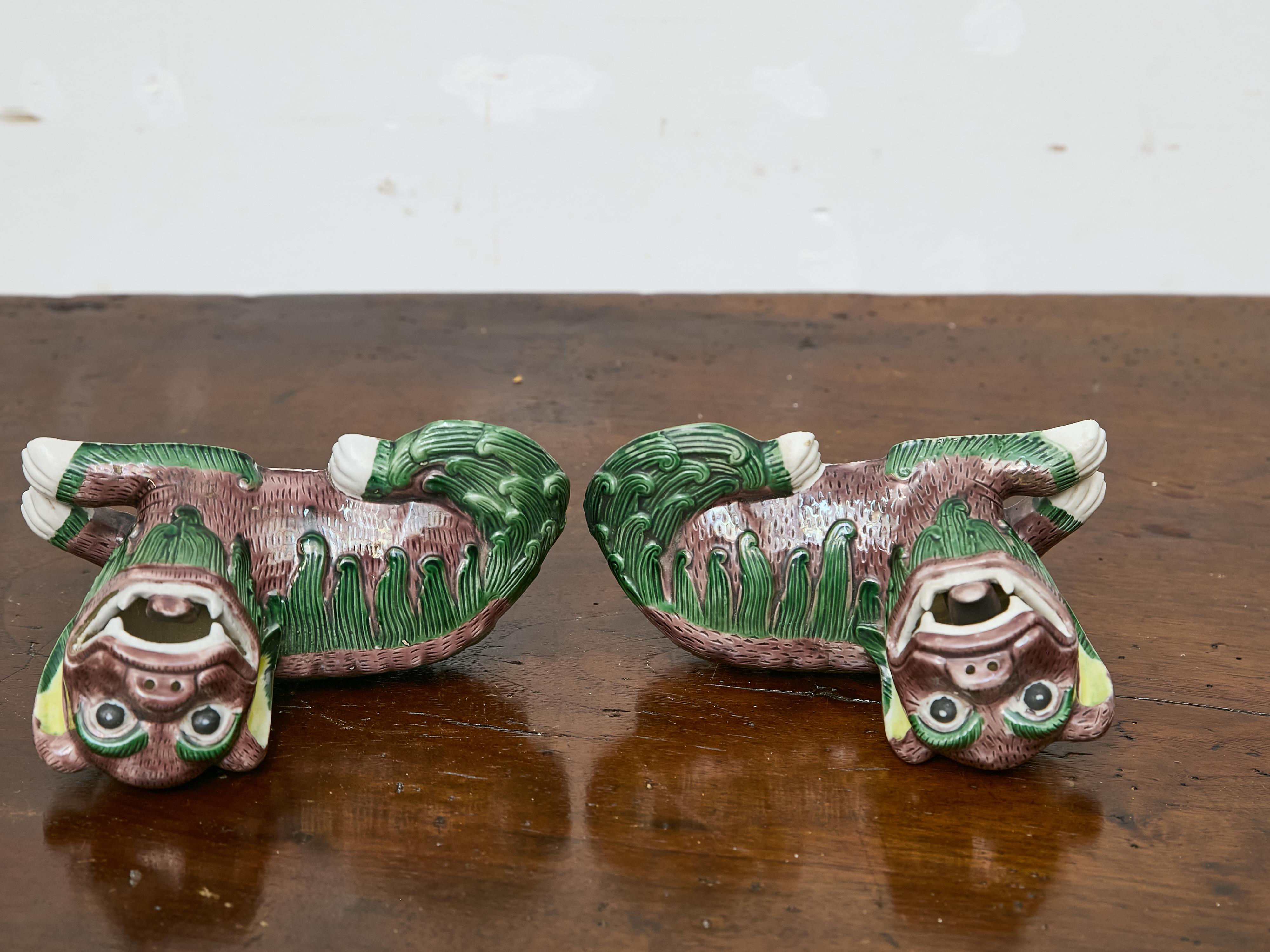 Coppia di statuette asiatiche d'epoca in ceramica smaltata di Foo Dogs in vendita 5