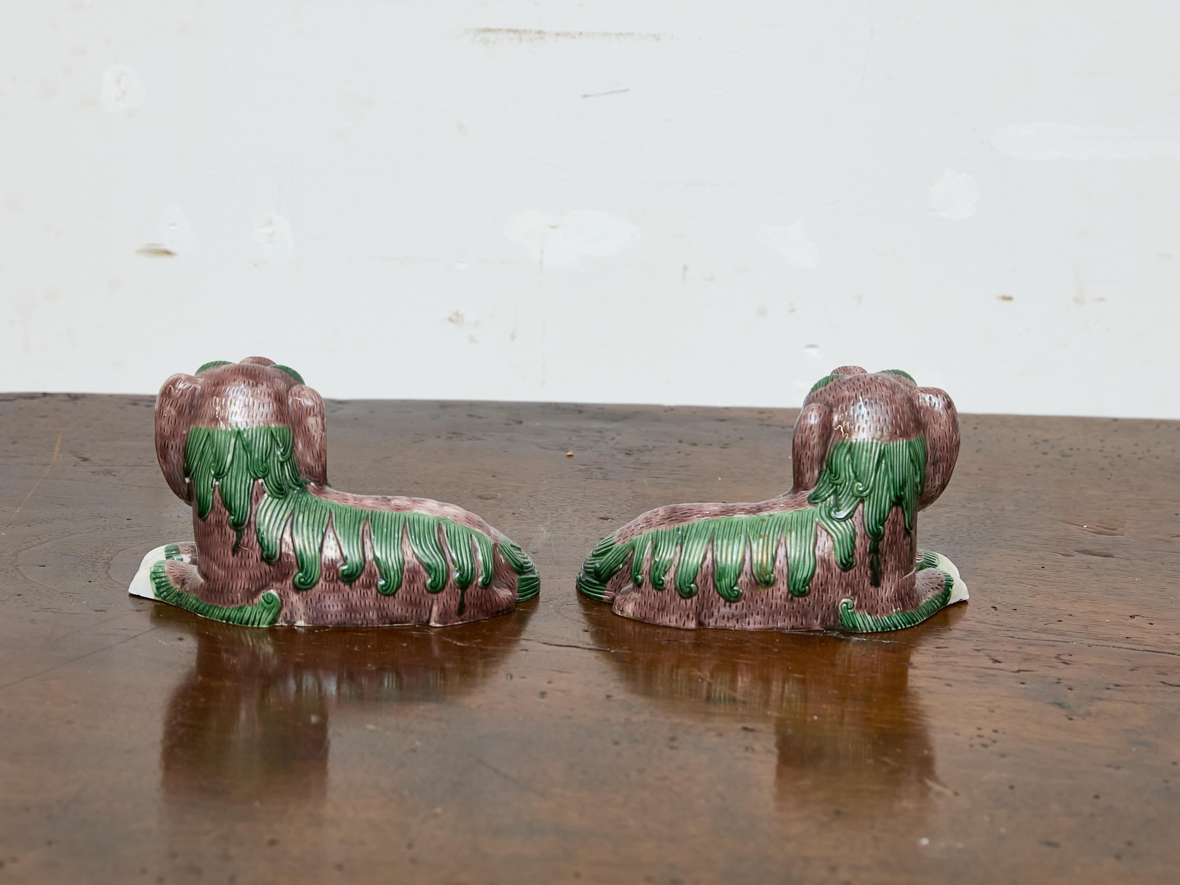 Smaltato Coppia di statuette asiatiche d'epoca in ceramica smaltata di Foo Dogs in vendita