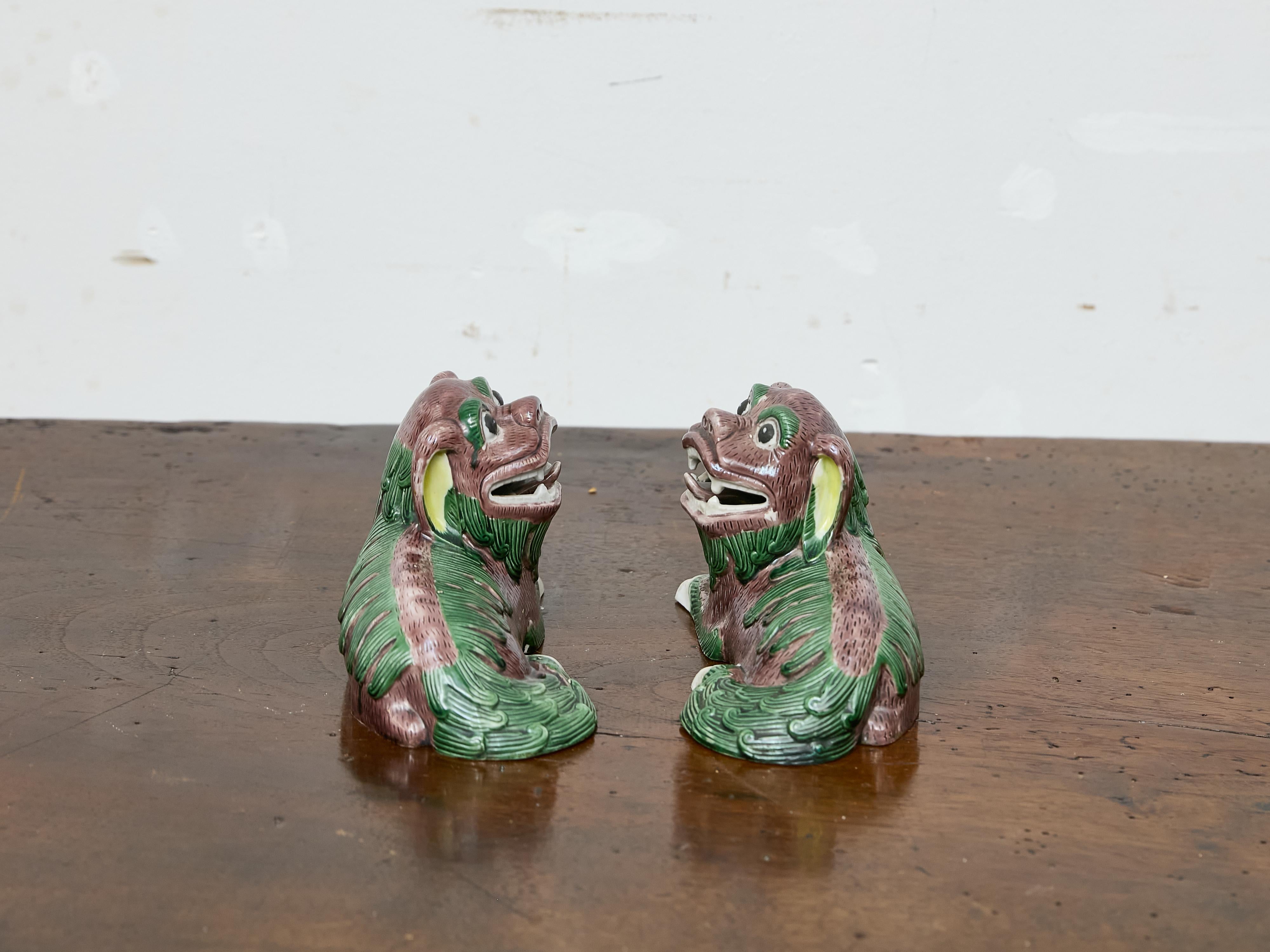 Coppia di statuette asiatiche d'epoca in ceramica smaltata di Foo Dogs In condizioni buone in vendita a Atlanta, GA