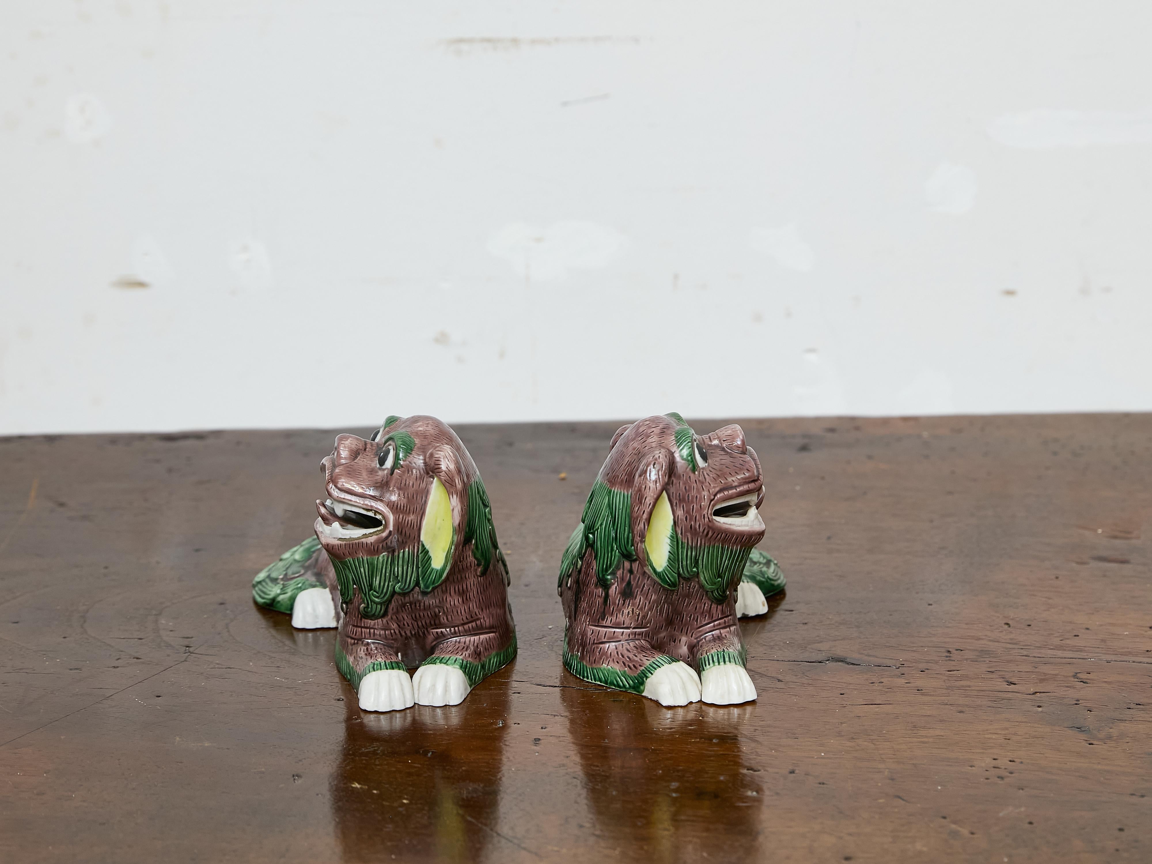 XX secolo Coppia di statuette asiatiche d'epoca in ceramica smaltata di Foo Dogs in vendita