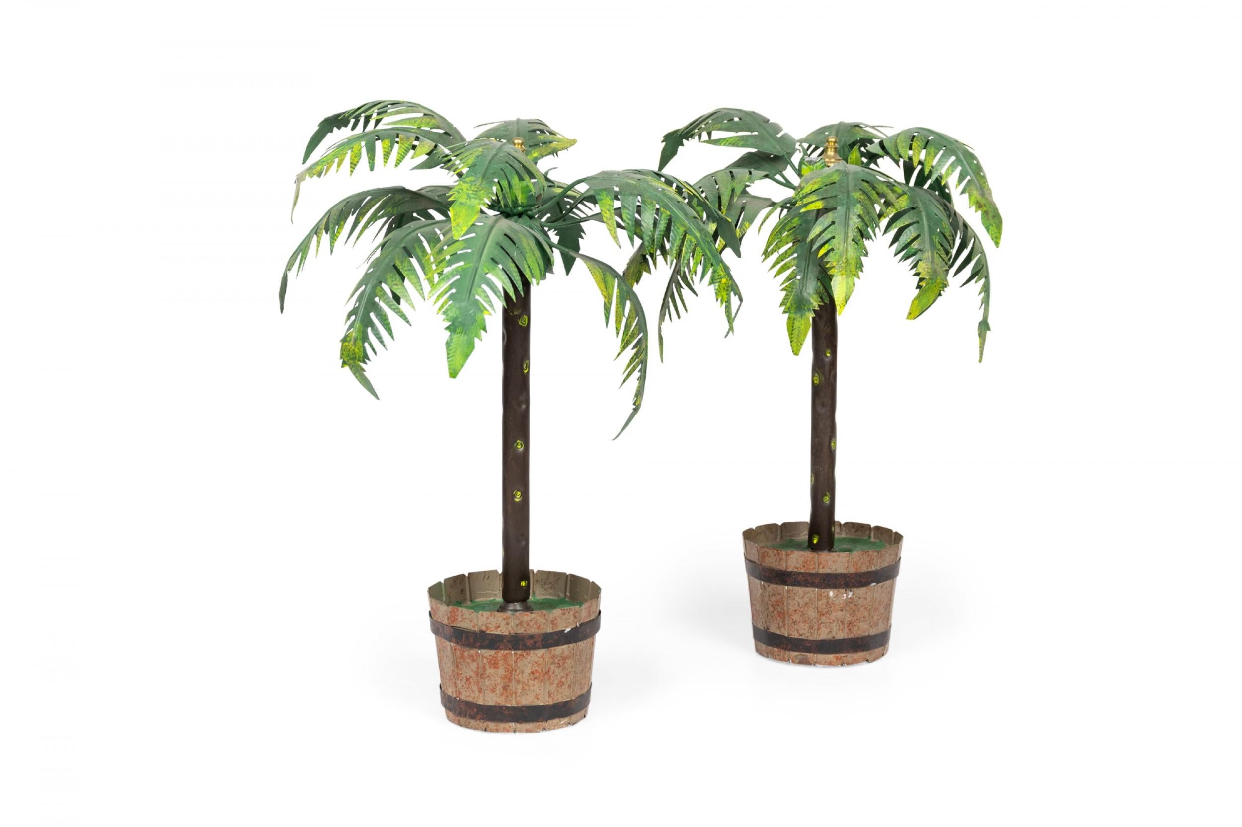 COPPIA di palme bonsai asiatiche d'epoca con foglie e tronchi dipinti in verde e oro, montate su basi circolari. (PREZZO IN COPPIA)